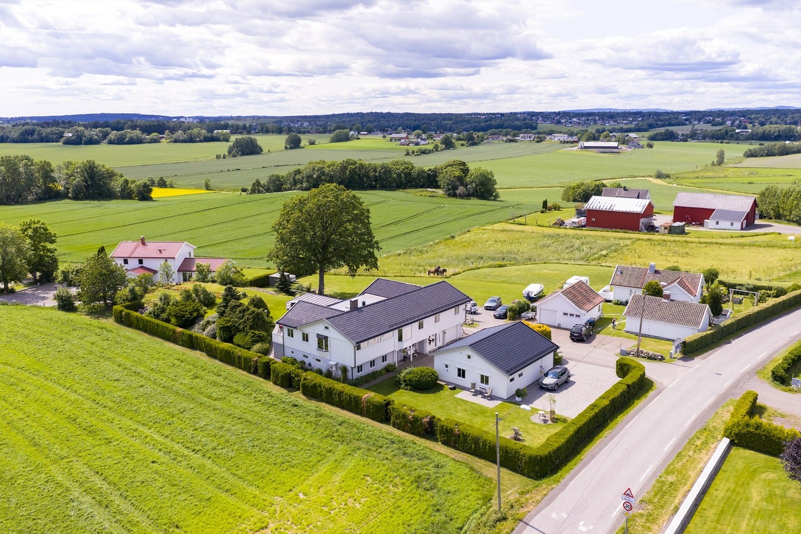 Denne eiendommen ligger i et idyllisk og familievennlig område på Hassum i Tønsberg kommune, omgitt av naturskjønne omgivelser Galleribilde