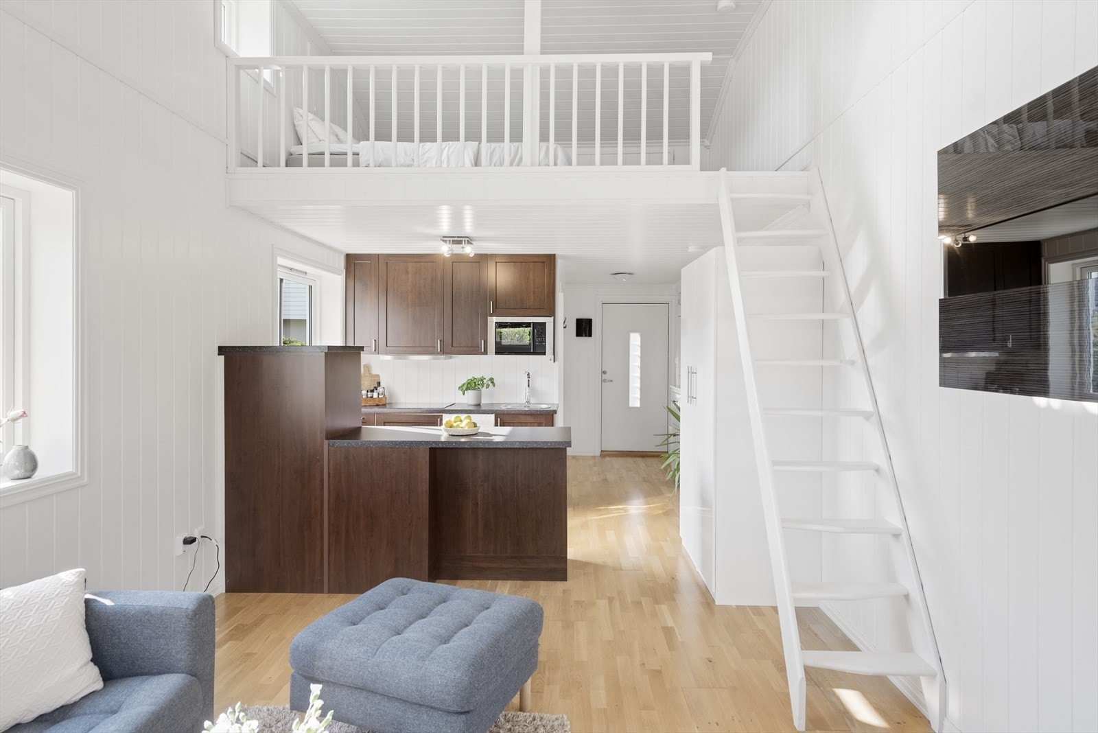 I den frittstående garasjen er det idag innredet med bad, stue/kjøkken og hems Galleribilde