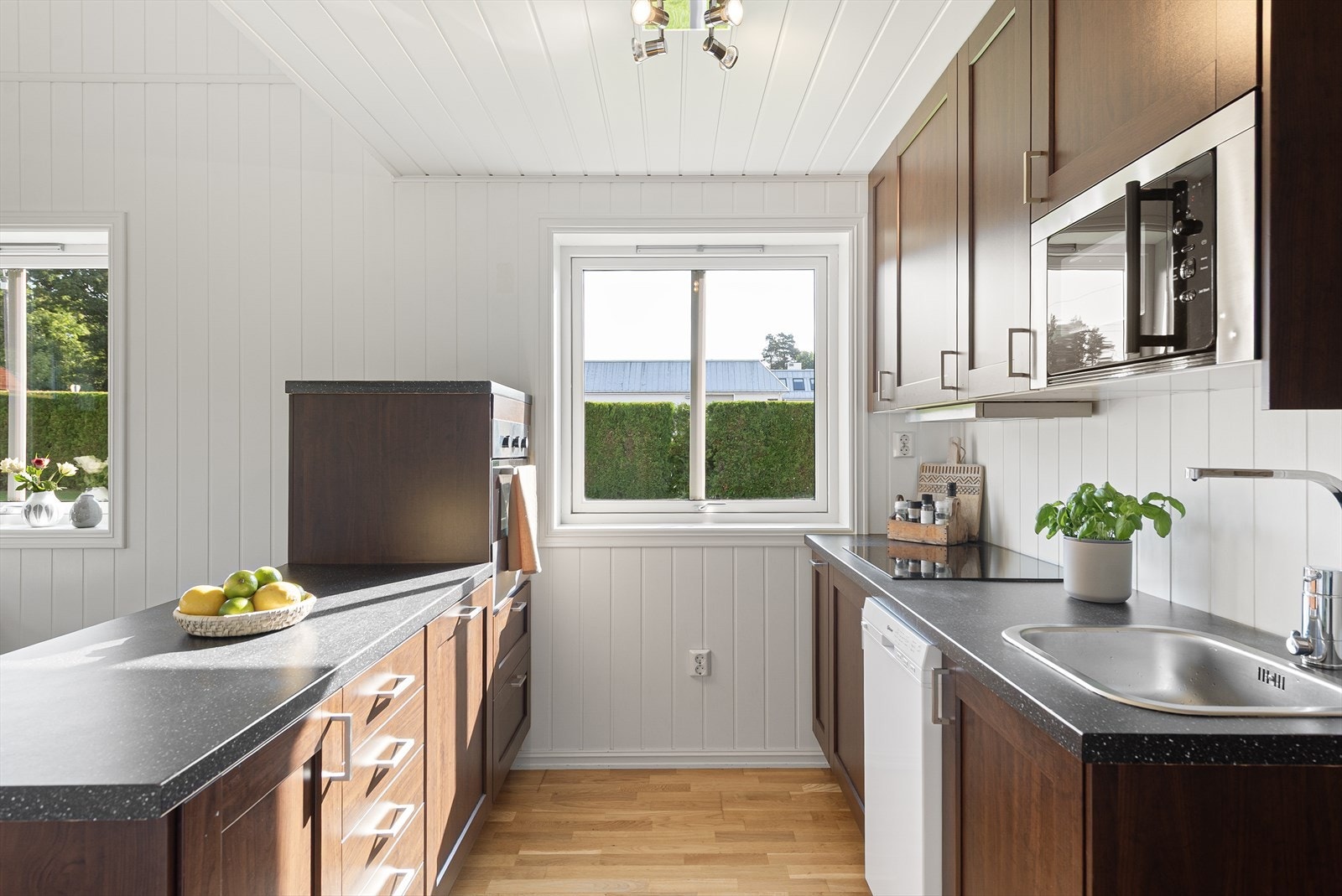 Det er micro, kjøleskap, stekeovn og oppvaskmaskin Galleribilde