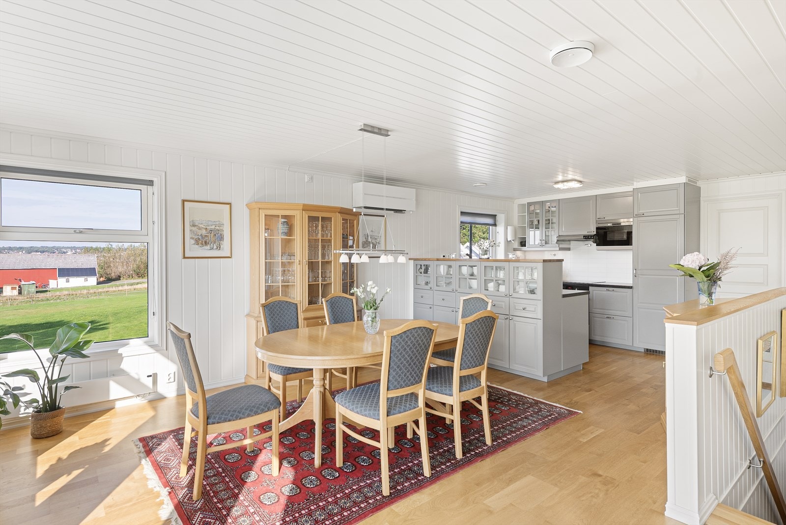 Stue og kjøkken ligger i åpen løsning Galleribilde