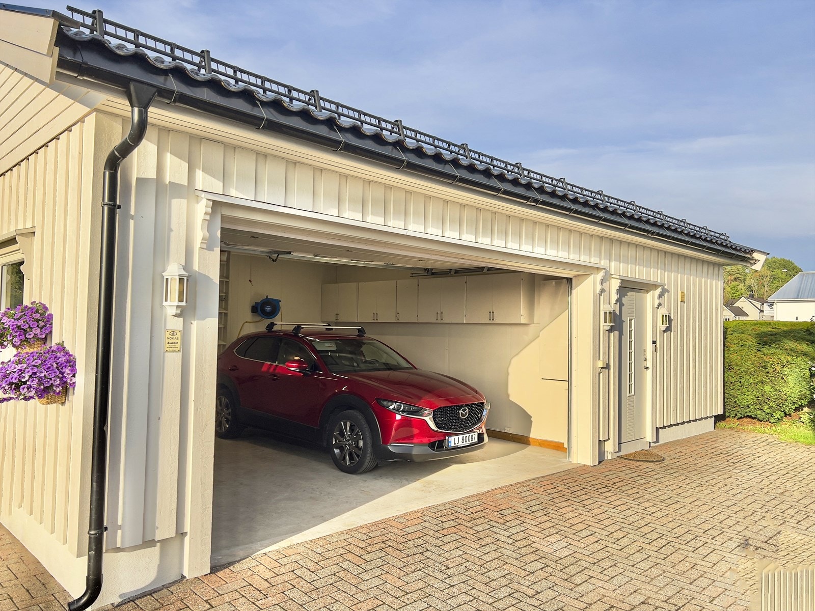 Garasjen (selgers bilde) med lagringsloft Galleribilde