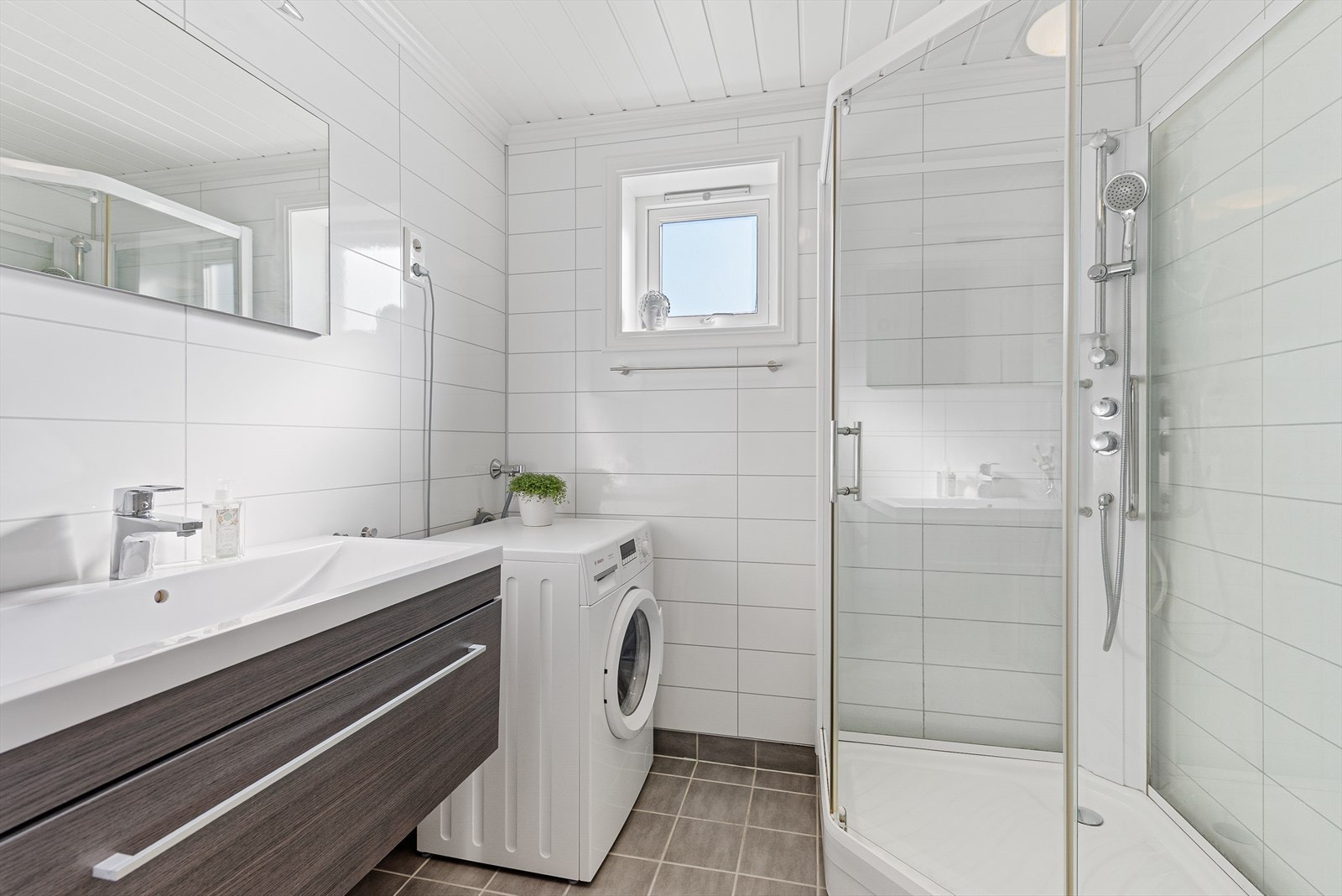 Baderom i garasje Galleribilde