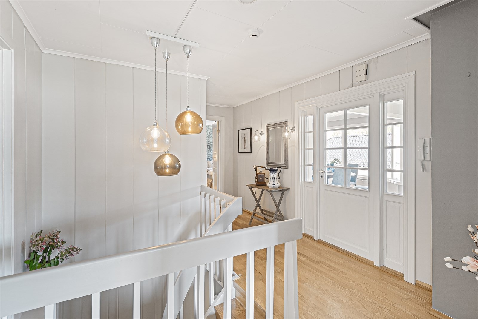 Trapp opp i hoveddelen, med lys og romslig gang Galleribilde