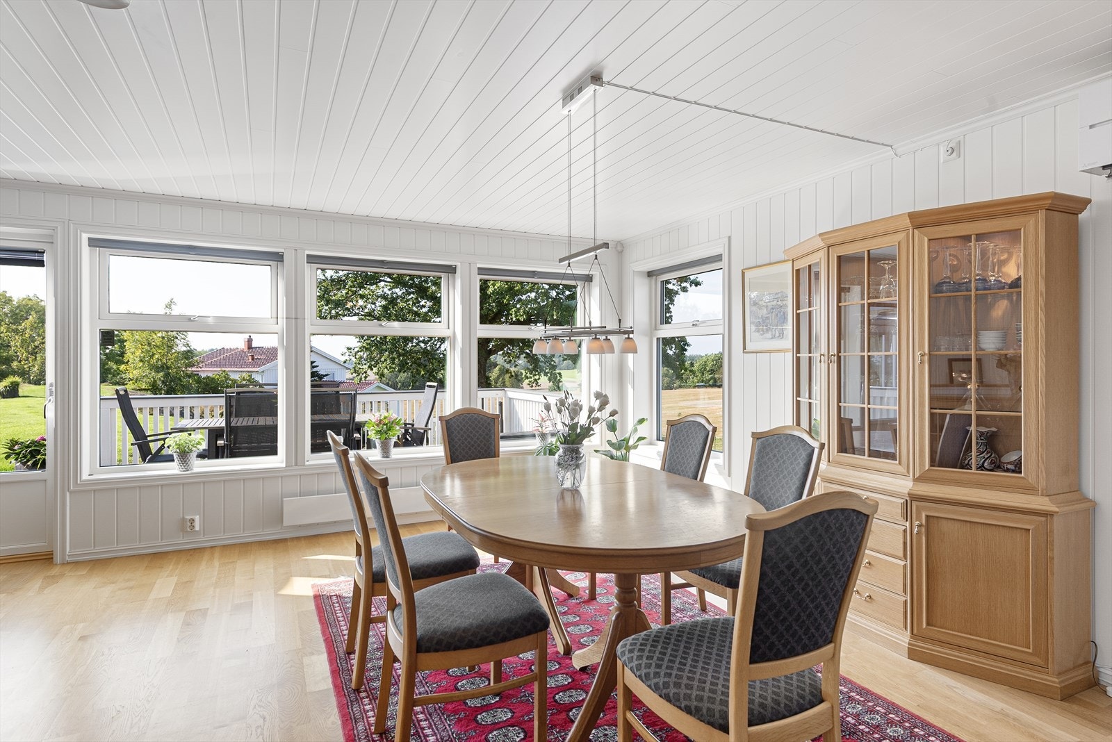 Store vindusflater gir godt med naturlig lysinnslipp Galleribilde