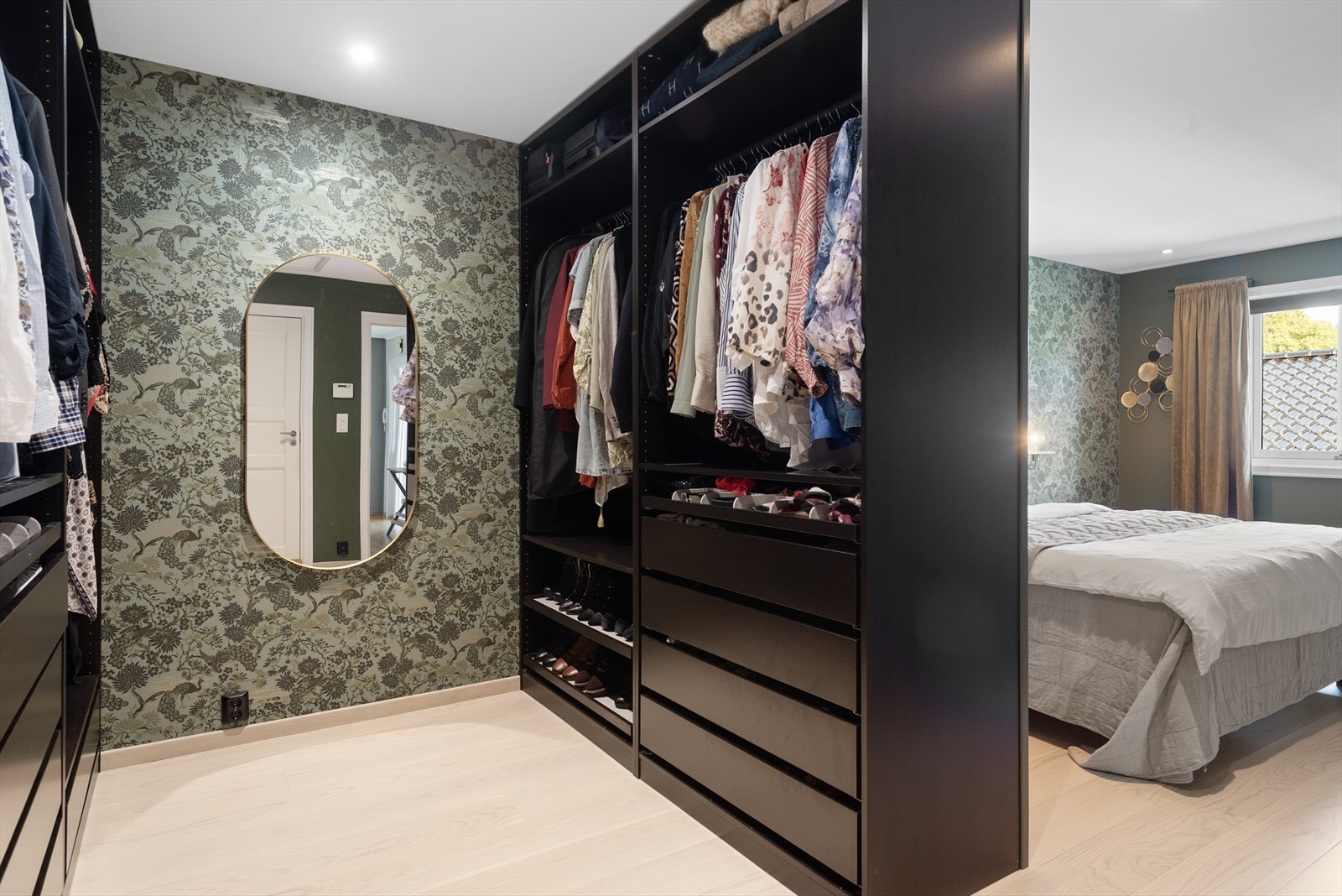 Soverommet er også delt i to soner med et "walk-in closet" Galleribilde