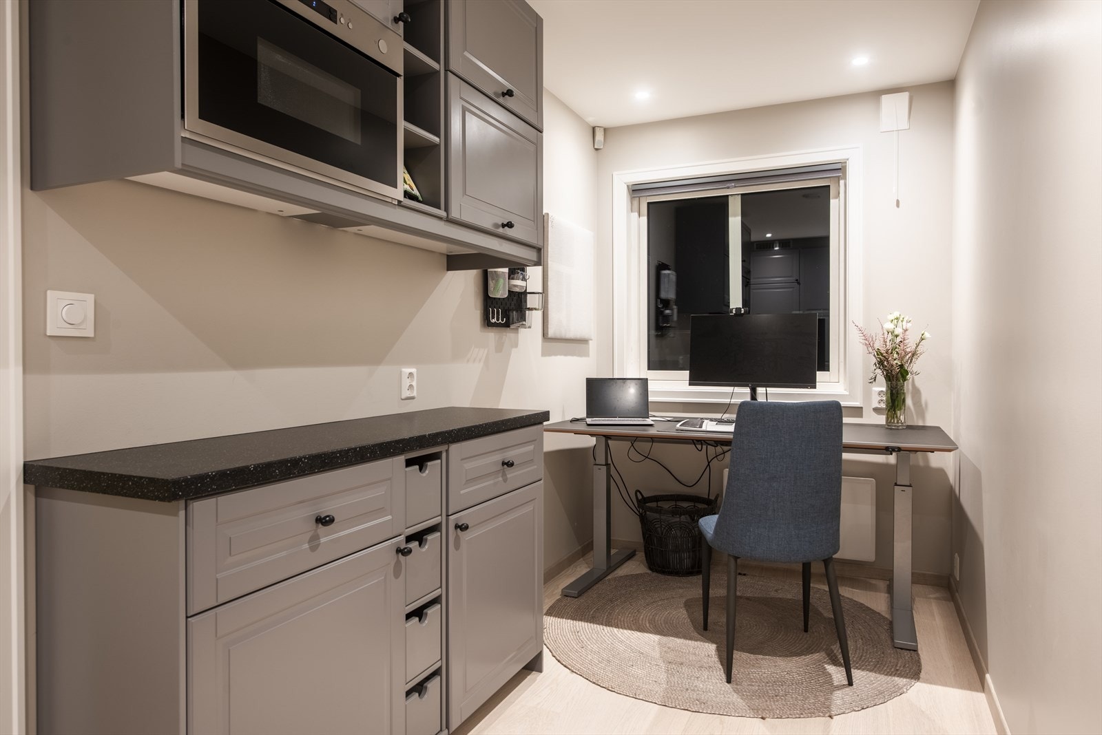 Grovkjøkken/kontor med innebygd microovn, og ekstra skap- og benkeplass. Galleribilde