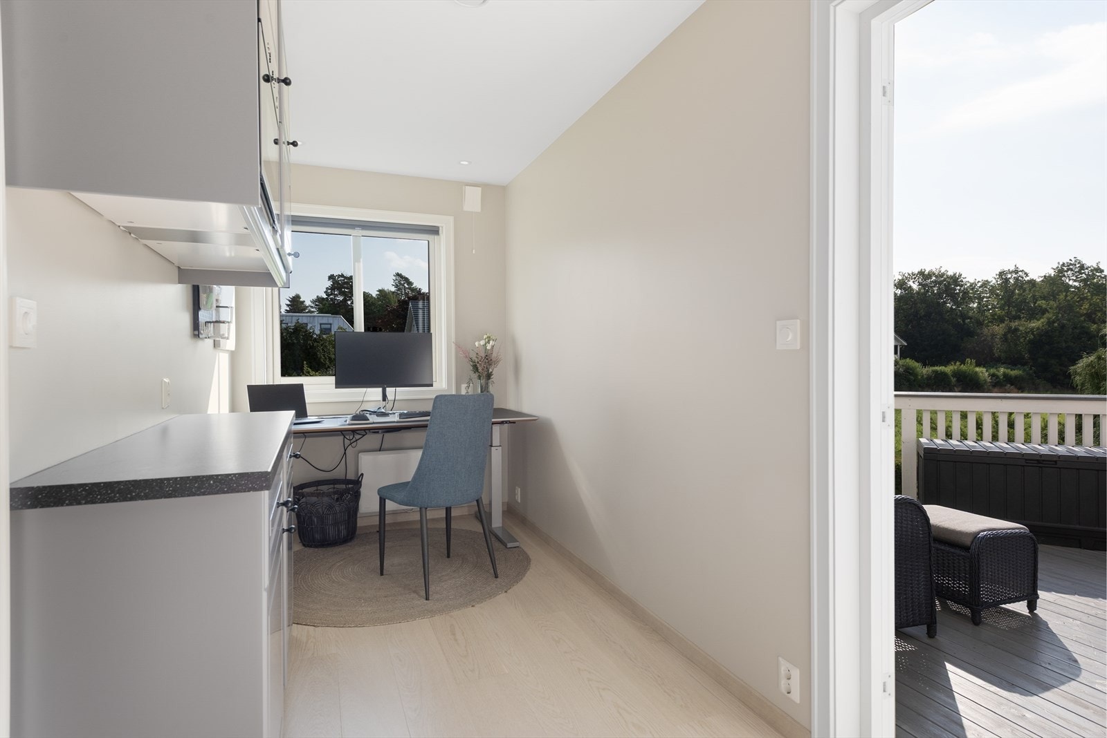 Praktisk grovkjøkken/kontor i tilknytning til kjøkkenet, perfekt som hjemmekontor eller lekseplass for de minste Galleribilde