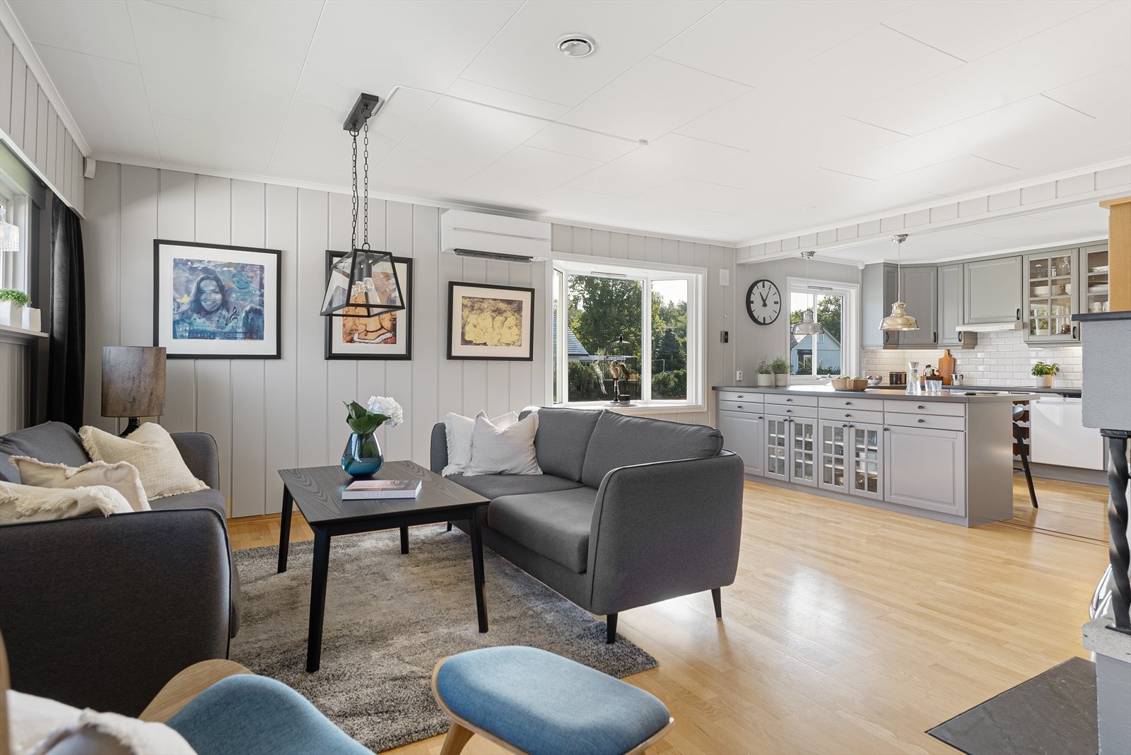 God plass til sofagruppe, salongbord og annet ønsket møblement Galleribilde