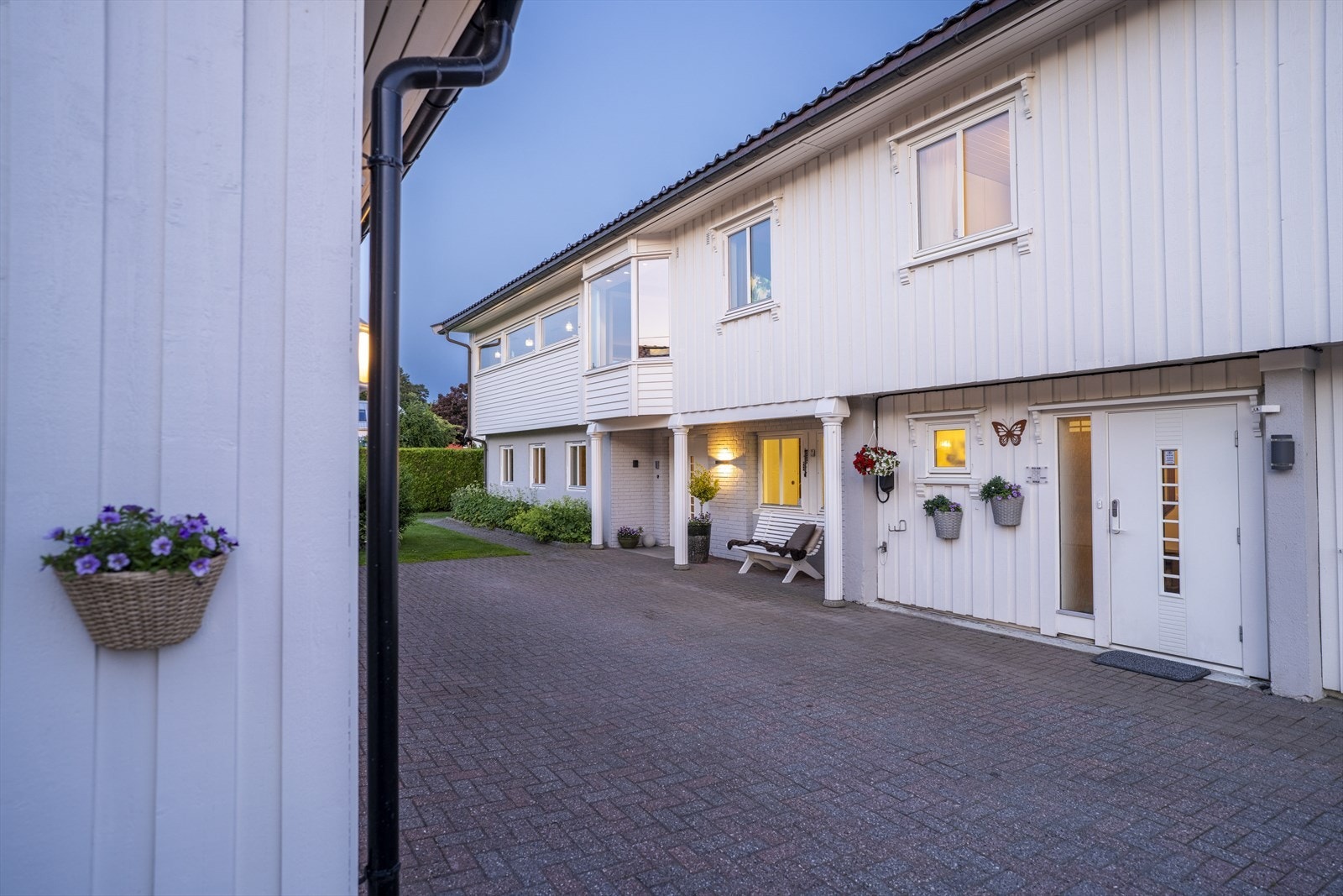 Det er to inngangsdører til boligen, en til hovedenheten og til biboenhet Galleribilde