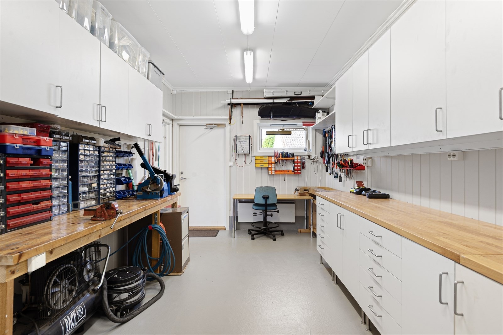 Romslig og praktisk verksted med rikelig oppbevaring i garasjen Galleribilde