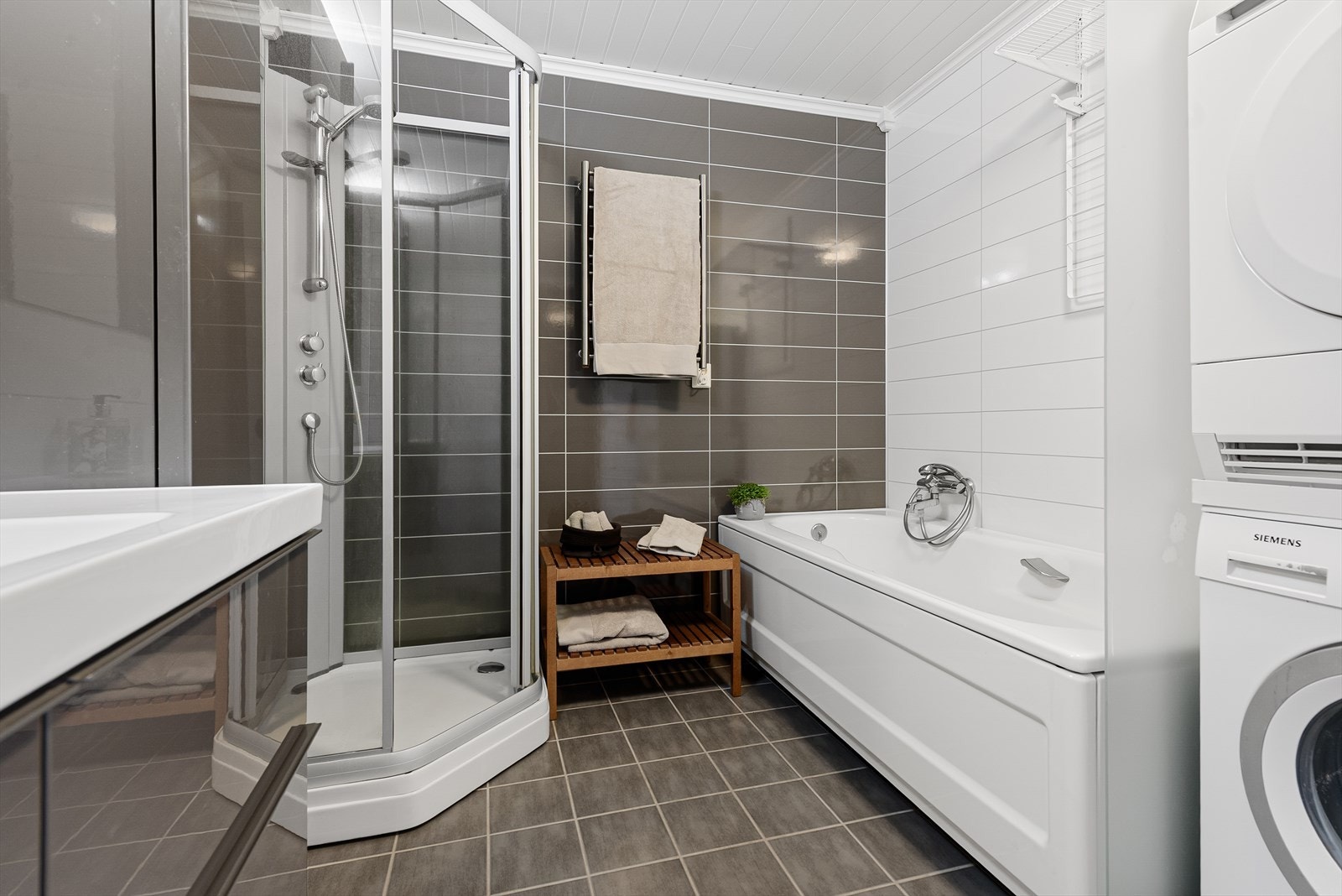 Baderommet i 2.etasje er fra 2013. Det er baderomsplater på veggene, malt tak og flislagt gulv med elektriske varmekabler Galleribilde