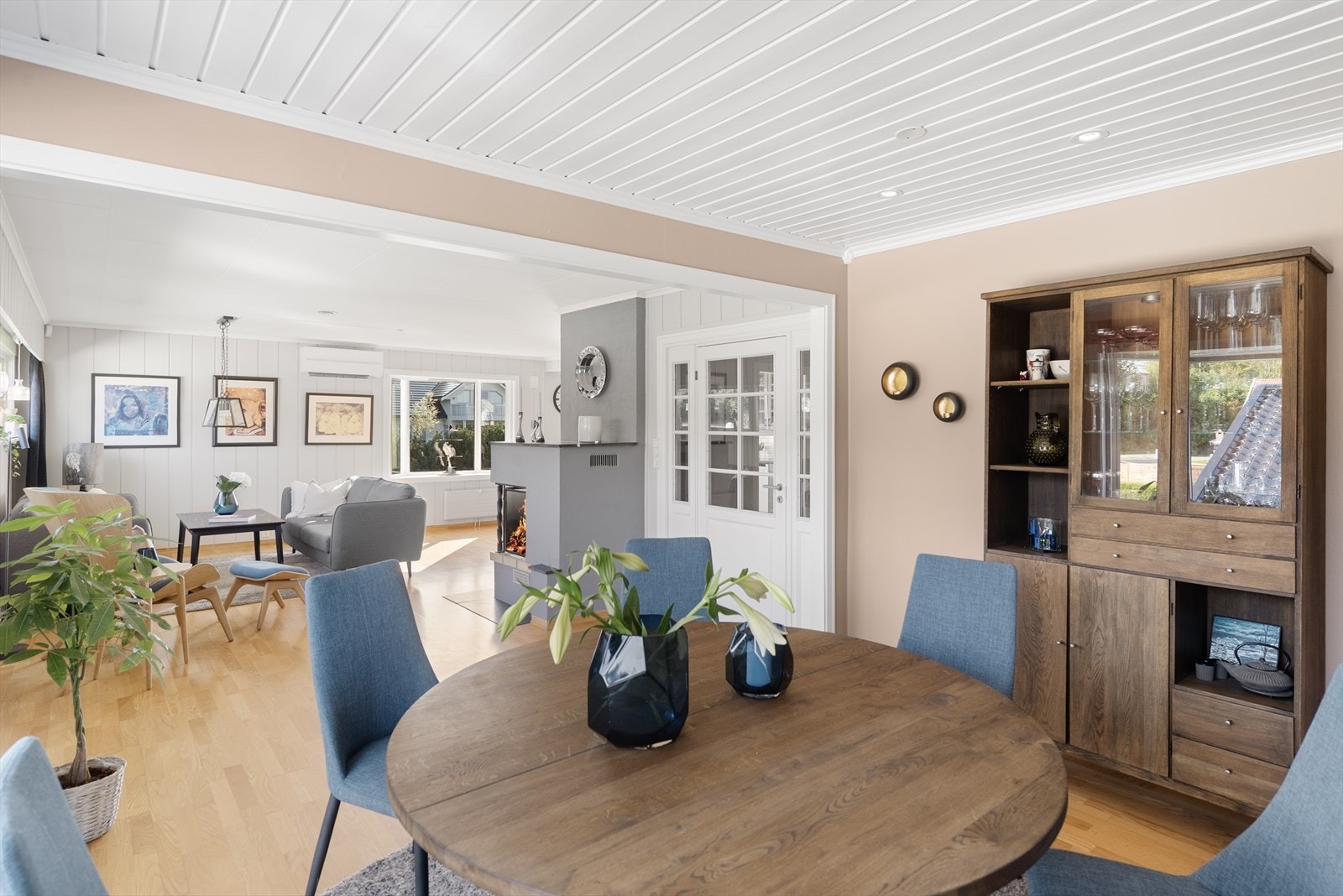 Hoveddelen har en svært romslig stue med lysinnslipp fra flere retninger Galleribilde