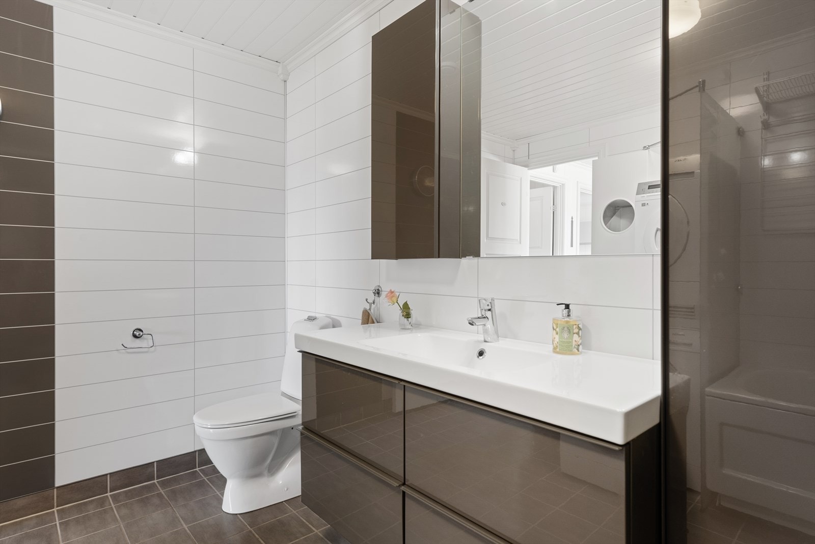 Det er godt med skapplass til alt av toalettsaker Galleribilde