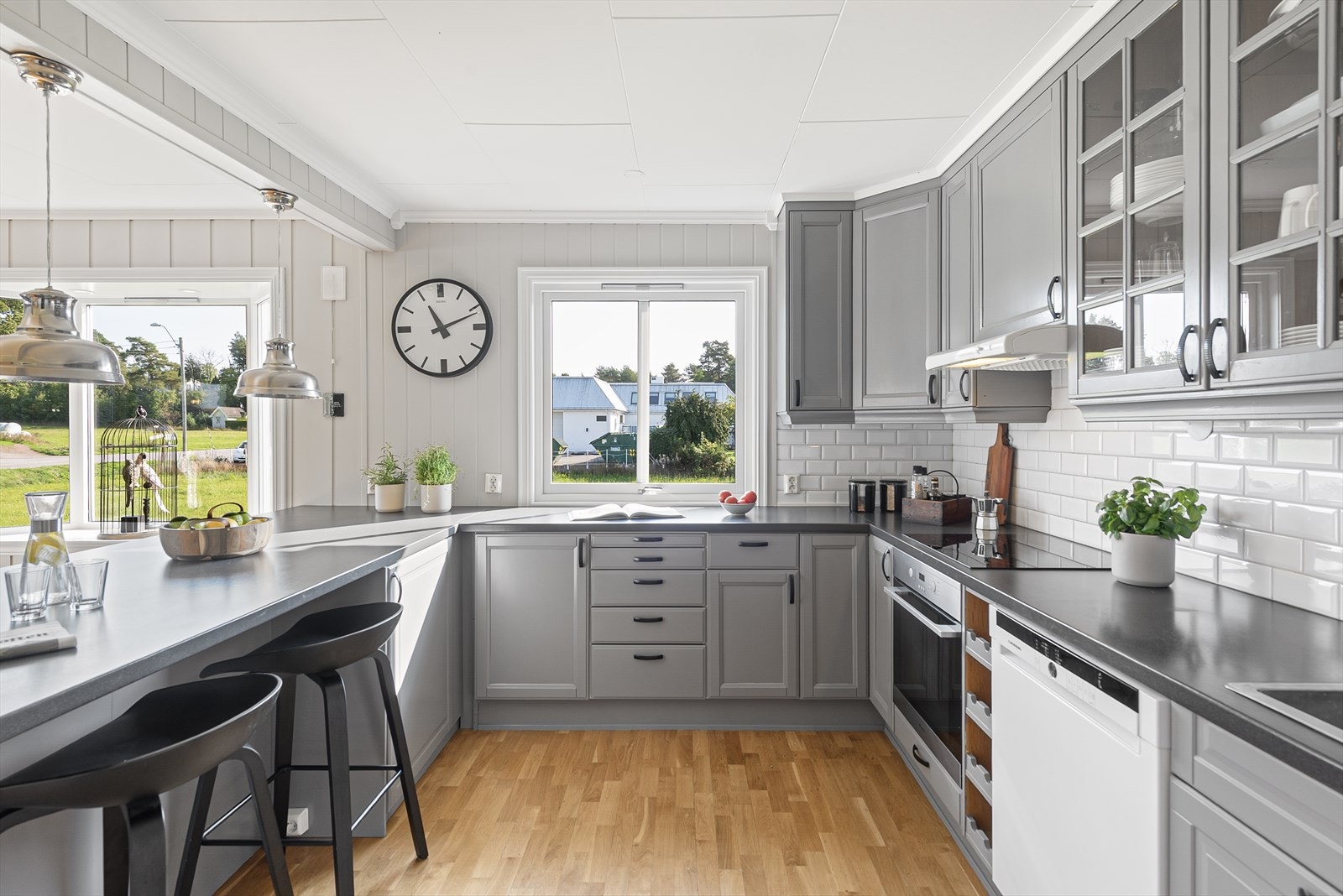 Det er grå profilerte fronter og laminat benkeplate Galleribilde