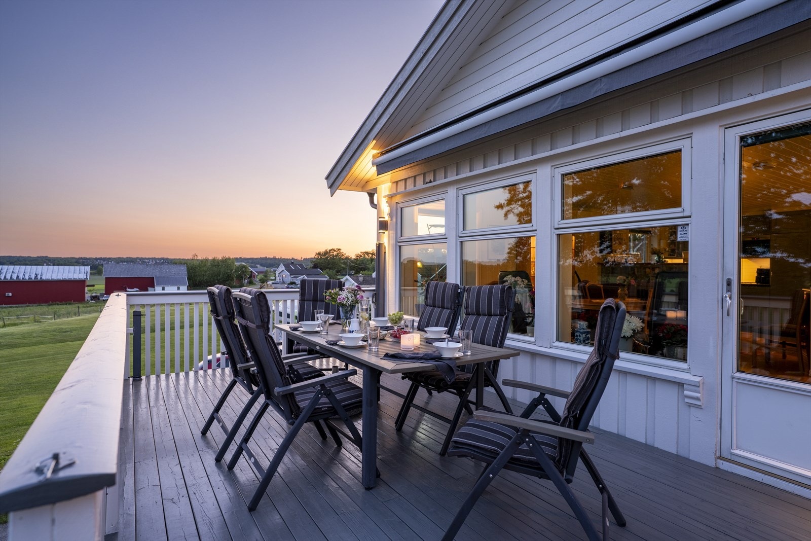 Flott uteplass med utsikt til nydelig solnedgang. Det er direkte utgang fra denne delen av boligen Galleribilde