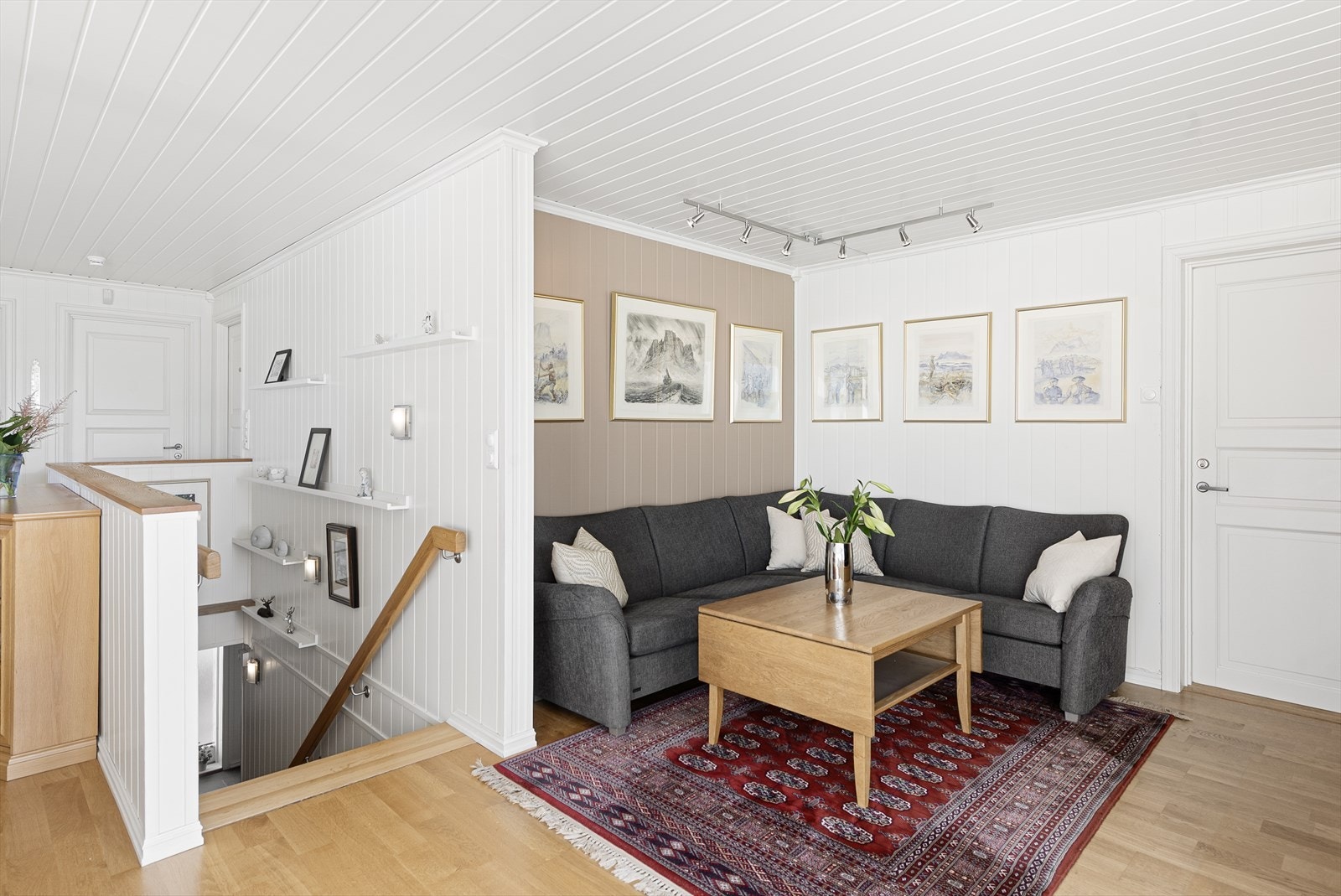 Fra gangen kommer man opp i stue/kjøkken (ikke godkjent som egen boenhet, men kan fritt leies ut) Galleribilde