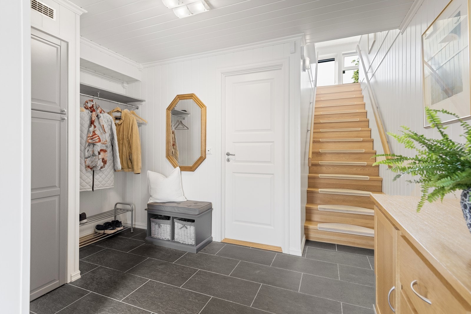 Det er god plass til å henge fra seg jakkene og sette fra seg skoene i entreen, og har dør til innvendig bod Galleribilde