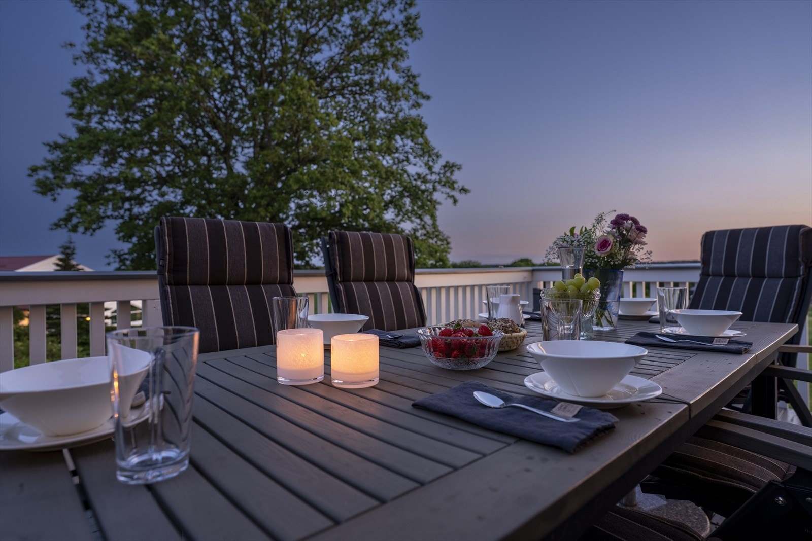 Det er god plass til en hyggelig sittegruppe, grill og beplantning Galleribilde