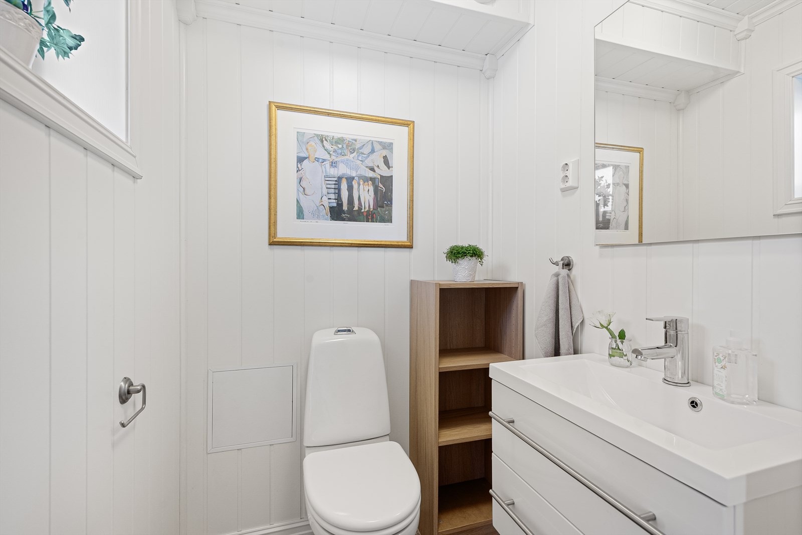 Praktisk toalettrom med gulvstående toalett og servantskap Galleribilde