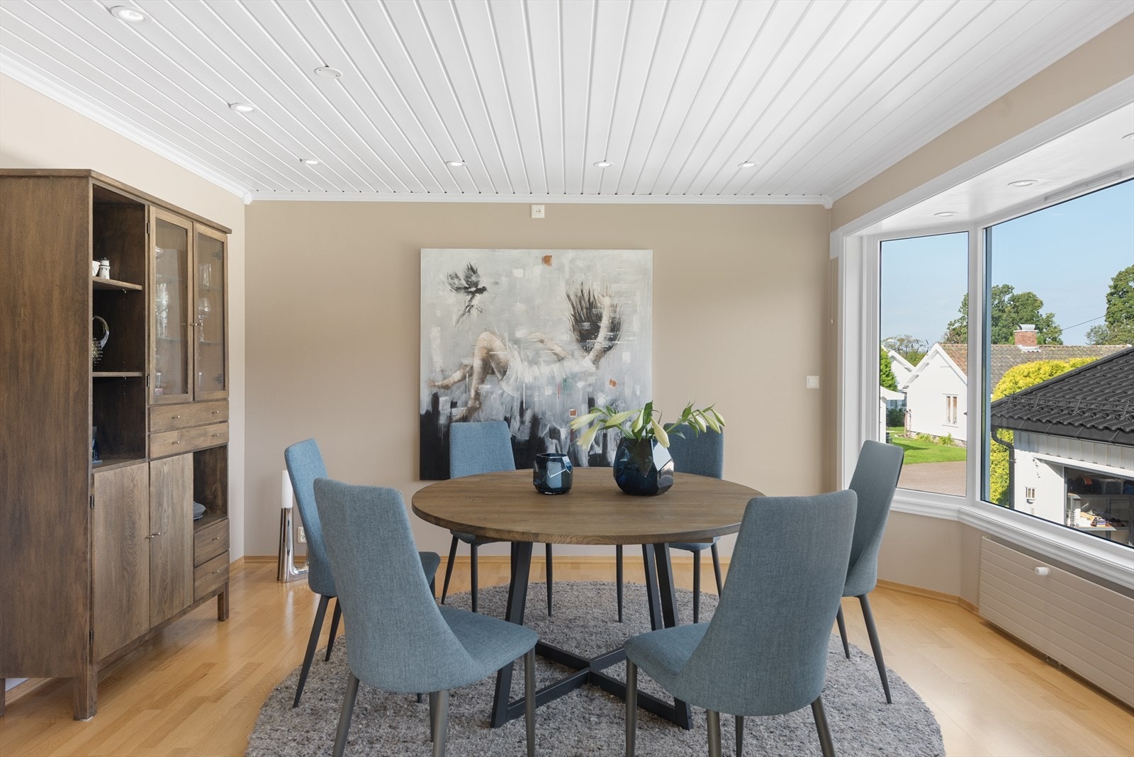 Det er god plass til et stort spisebord i egen sone Galleribilde