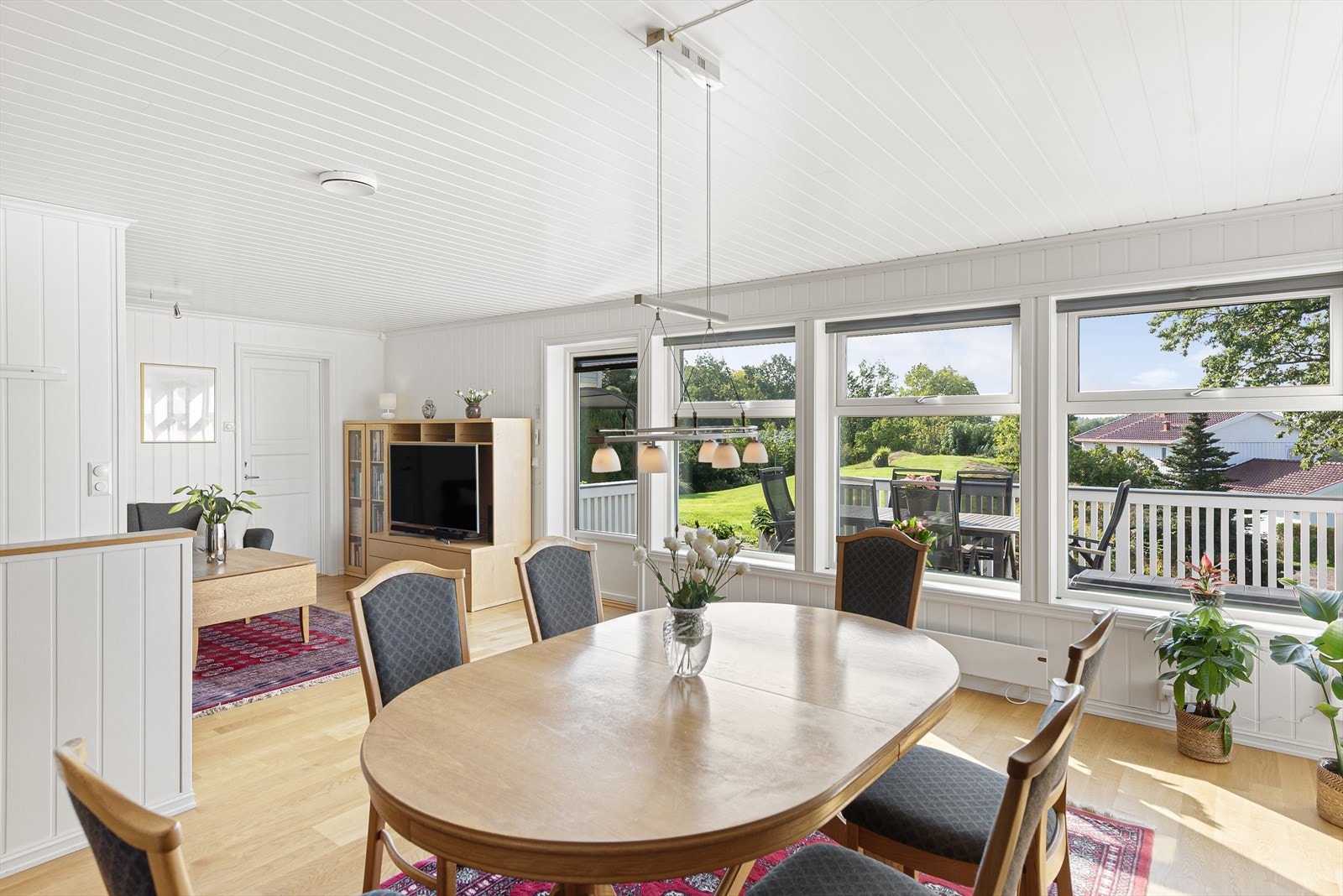 Luftig stue med god plass til både sofagruppe og spisebord Galleribilde