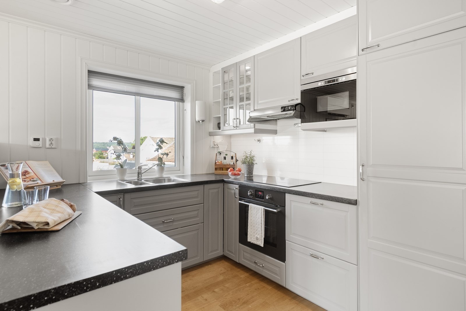 Det er kjøleskap, oppvaskmaskin, micro, platetopp, stekeovn og komfyrvakt Galleribilde