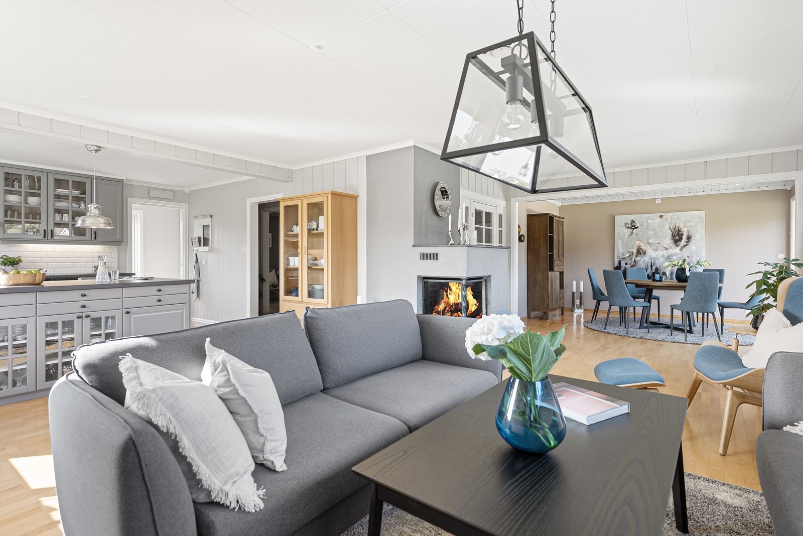 Stue og kjøkken ligger i åpen løsning som gir et svært sosialt allrom Galleribilde