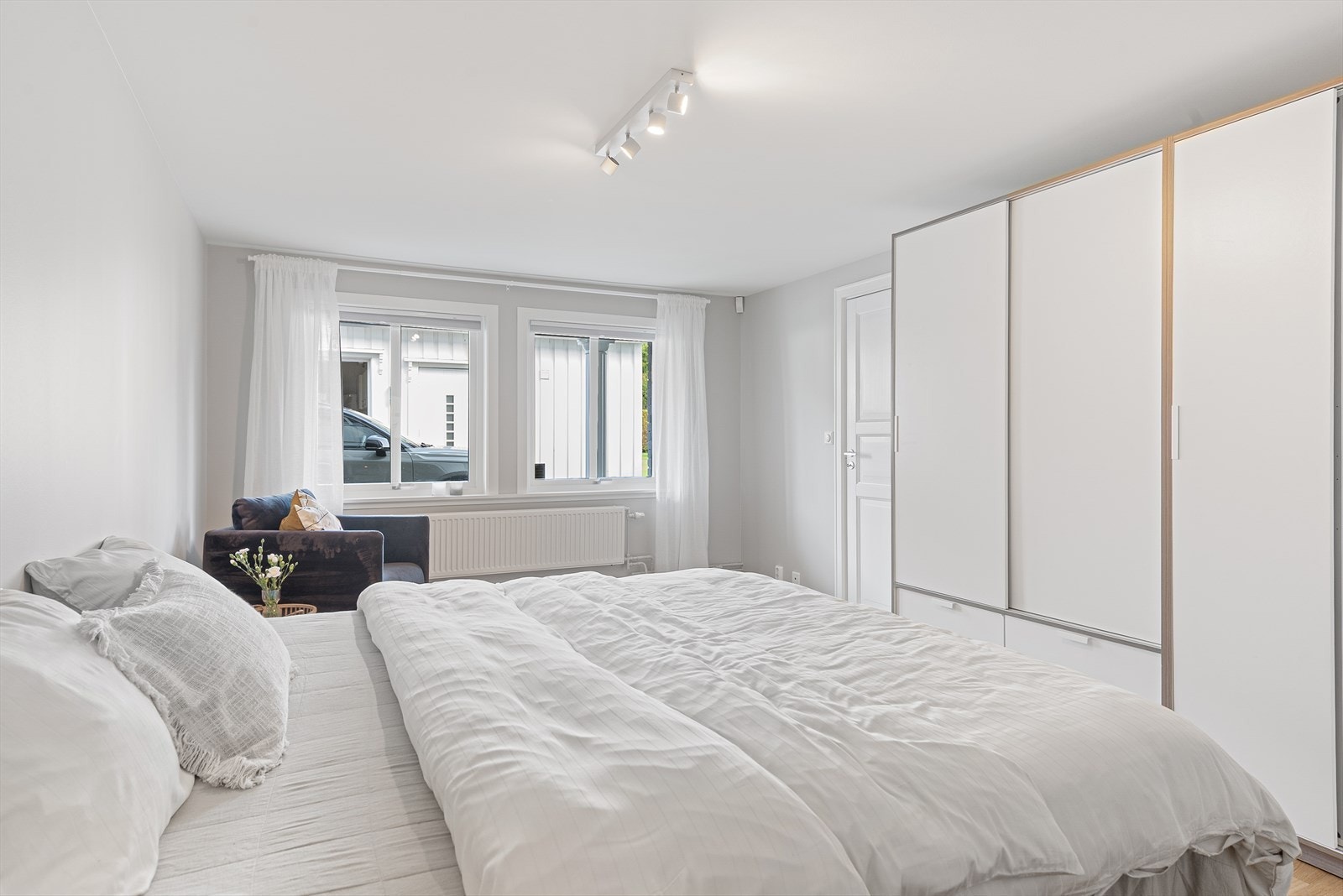 I 1.etasje er det er romslig soverom med plass til dobbeltseng, garderobeskap og stol Galleribilde