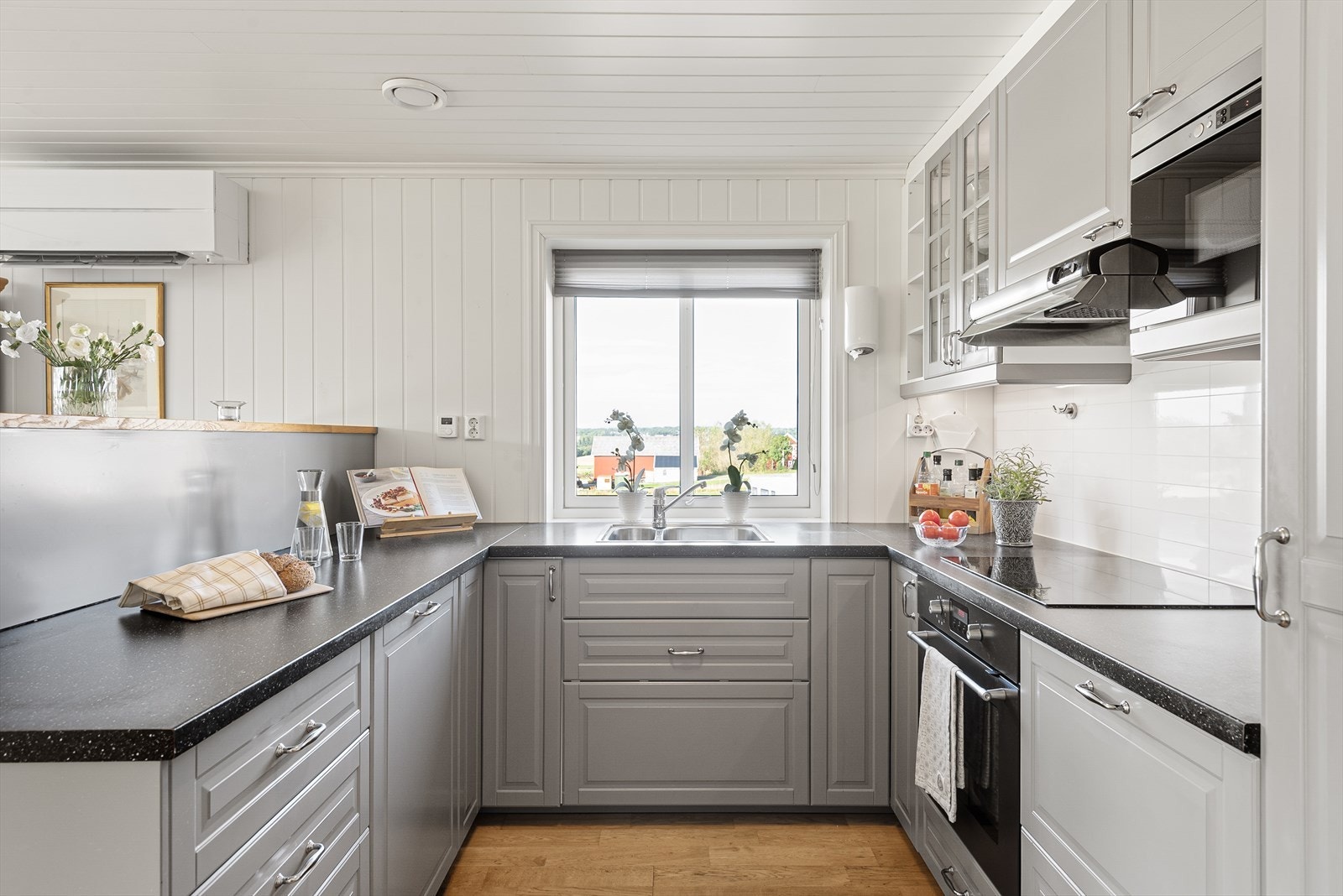 Lekkert kjøkken fra 2013 i grå utførelse med profilere fronter og laminat benkeplate Galleribilde