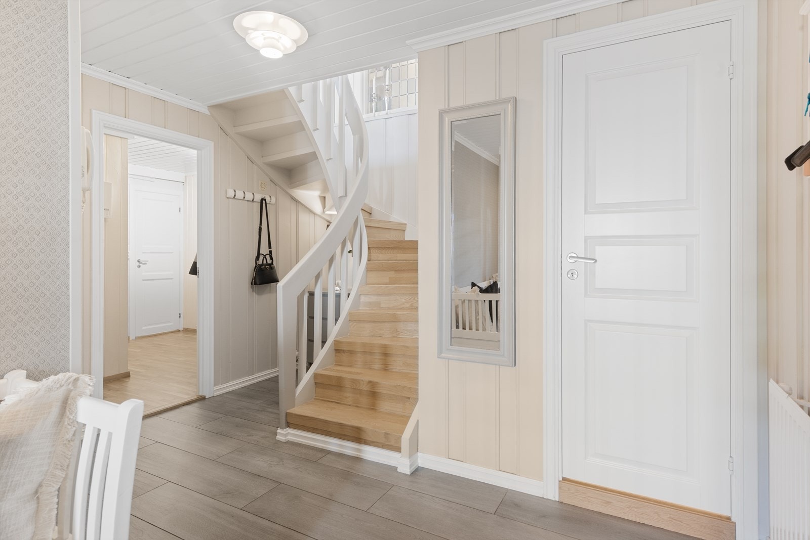 Her er det god plass til å henge fra seg yttertøyet, sette fra seg skoene og oppbevaring under trapp Galleribilde