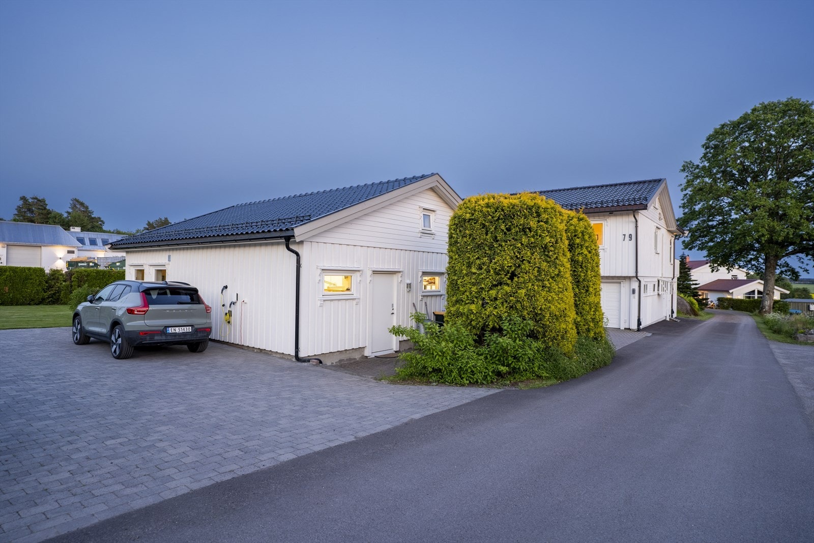 Frittstående garasje og godt med parkeringsplasser Galleribilde