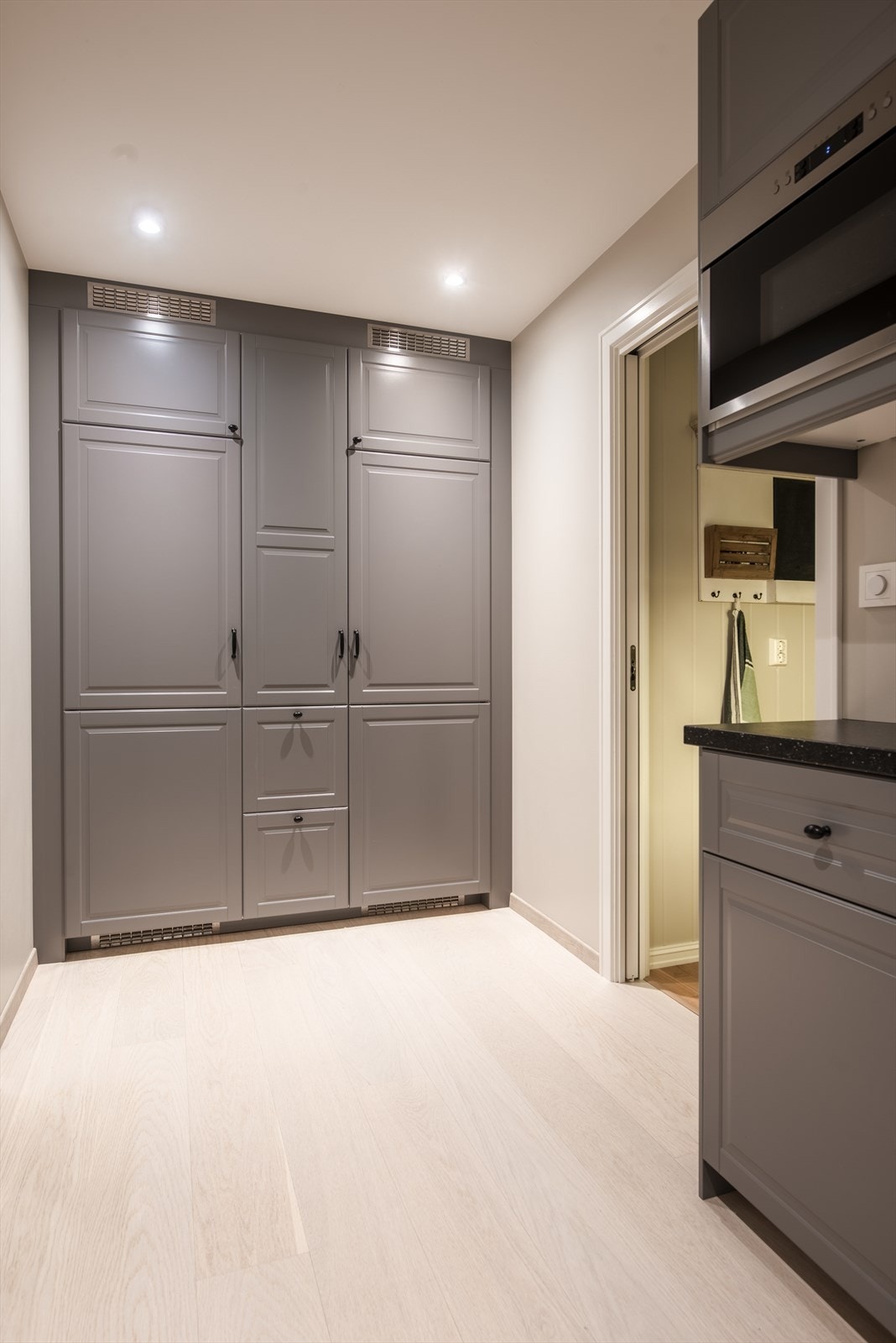 Grovkjøkkenet har stort innebygd kjøleskap og fryseskap. Galleribilde