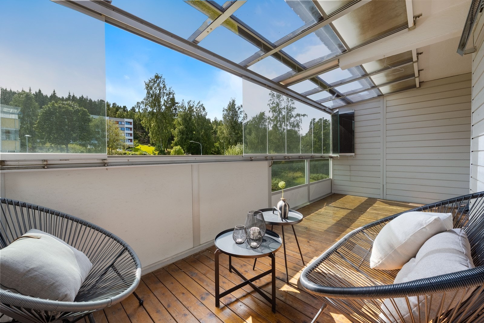 Balkongen er fint innglasset med vinduer som kan skyves til side. Galleribilde