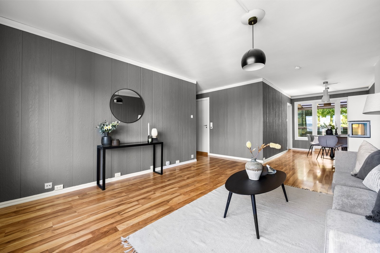 Boligen er en stilfull og svært delikat 3-roms toppleilighet i 4.etasje. Galleribilde