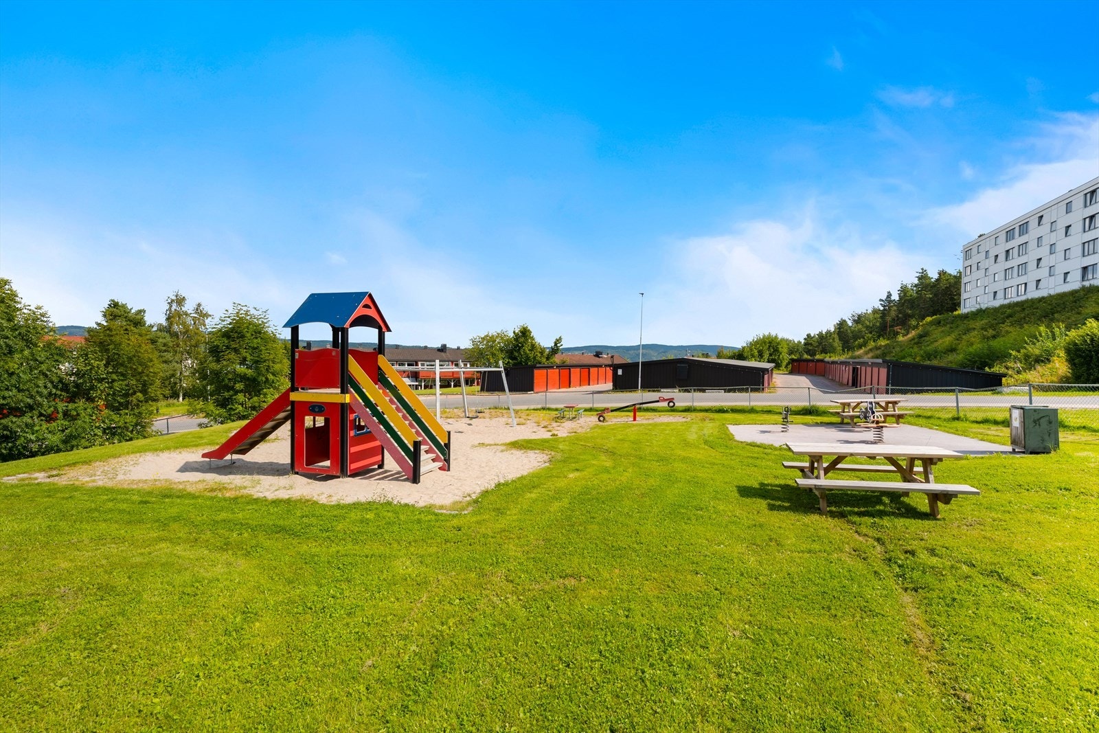 Opparbeidet felles arealer med gressplen, interne veier og parkeringsområder. Galleribilde