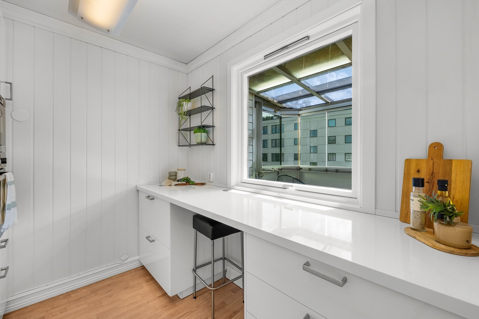 Hyggelig og praktisk barløsning på kjøkkenet der en kan sitte å nyte morgenkaffen. Galleribilde