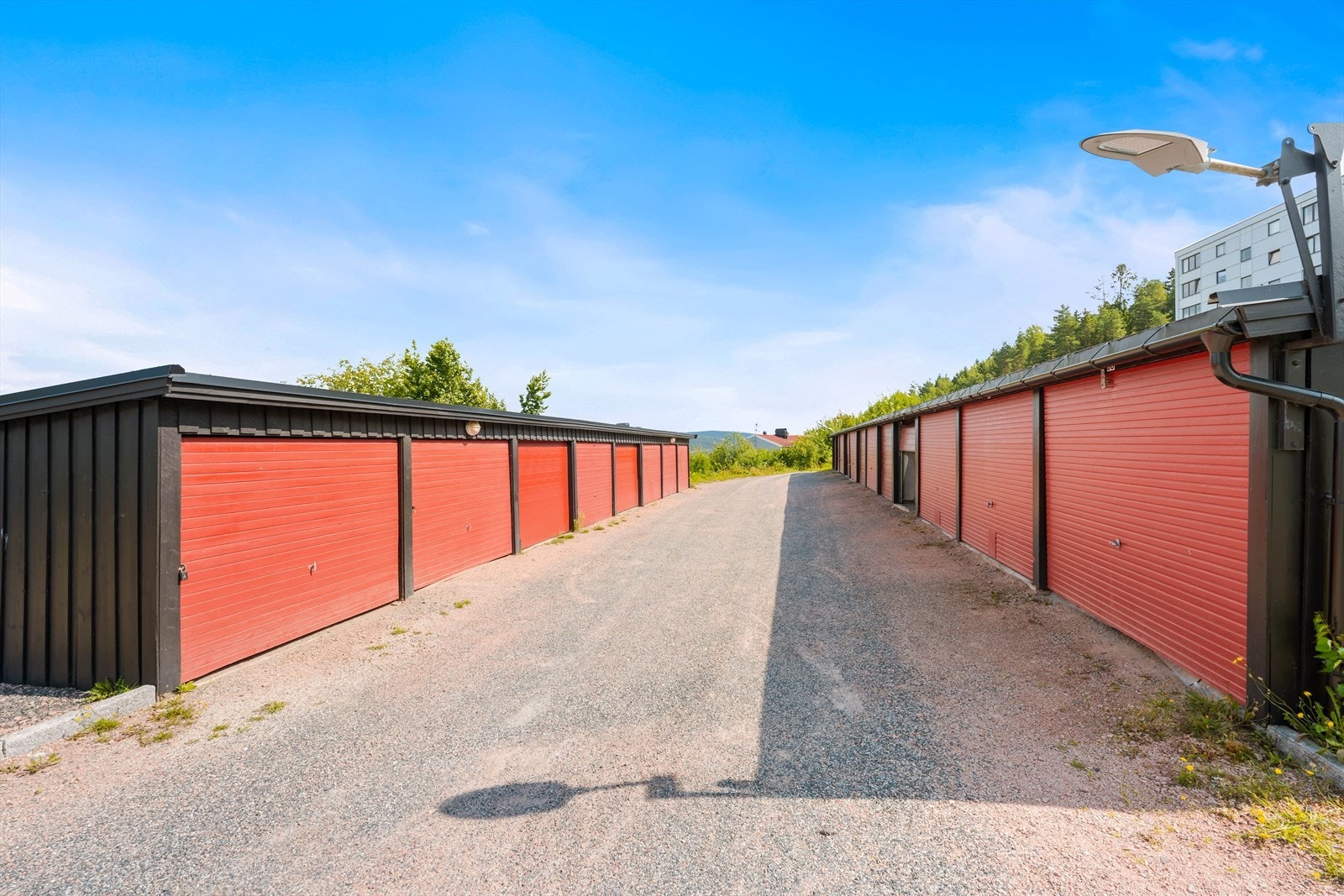 Selger opplyser at det medfølger rett til garasjeplass i felles rekke. Galleribilde