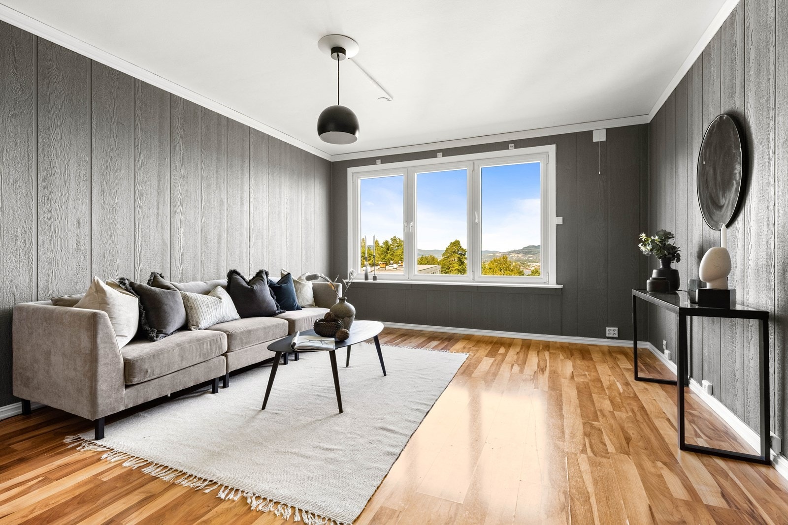 Stuen oppleves som hyggelig og varm med parkett på gulv og vegger malt i lune fargetoner. Galleribilde