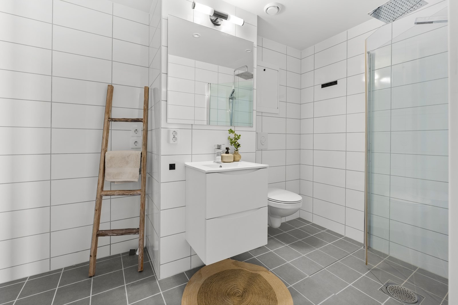 Delikat flislagt bad med varmekabler i gulv og downlights i himling, renovert i regi av borettslaget i 2024. Galleribilde