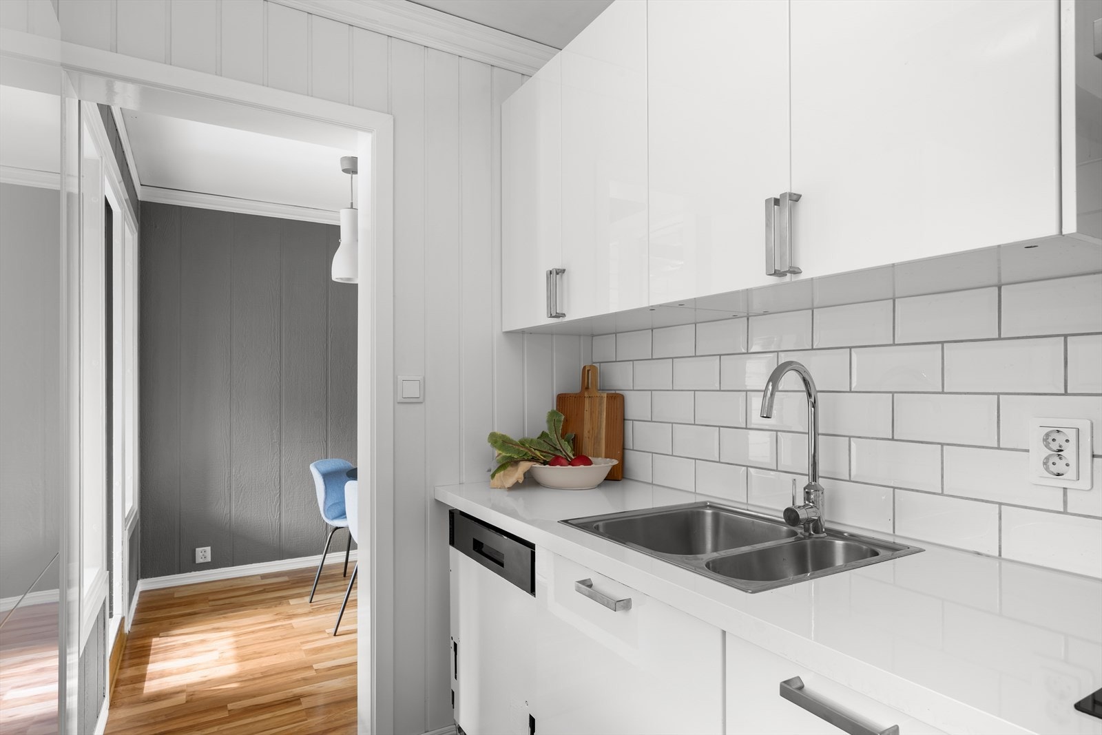 De funksjonelle løsningene gir både stil og praktisk brukervennlighet. Innredningen byr på effektive arbeidsflater og god plass til oppbevaring i skuffer og skap. Galleribilde