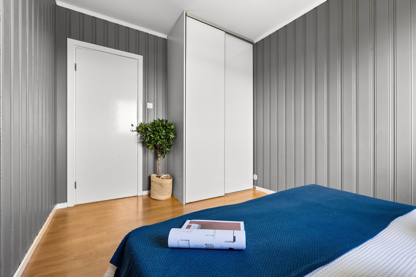 Rommet har god plass til dobbeltseng med tilhørende nattbord og garderobeløsning. Galleribilde