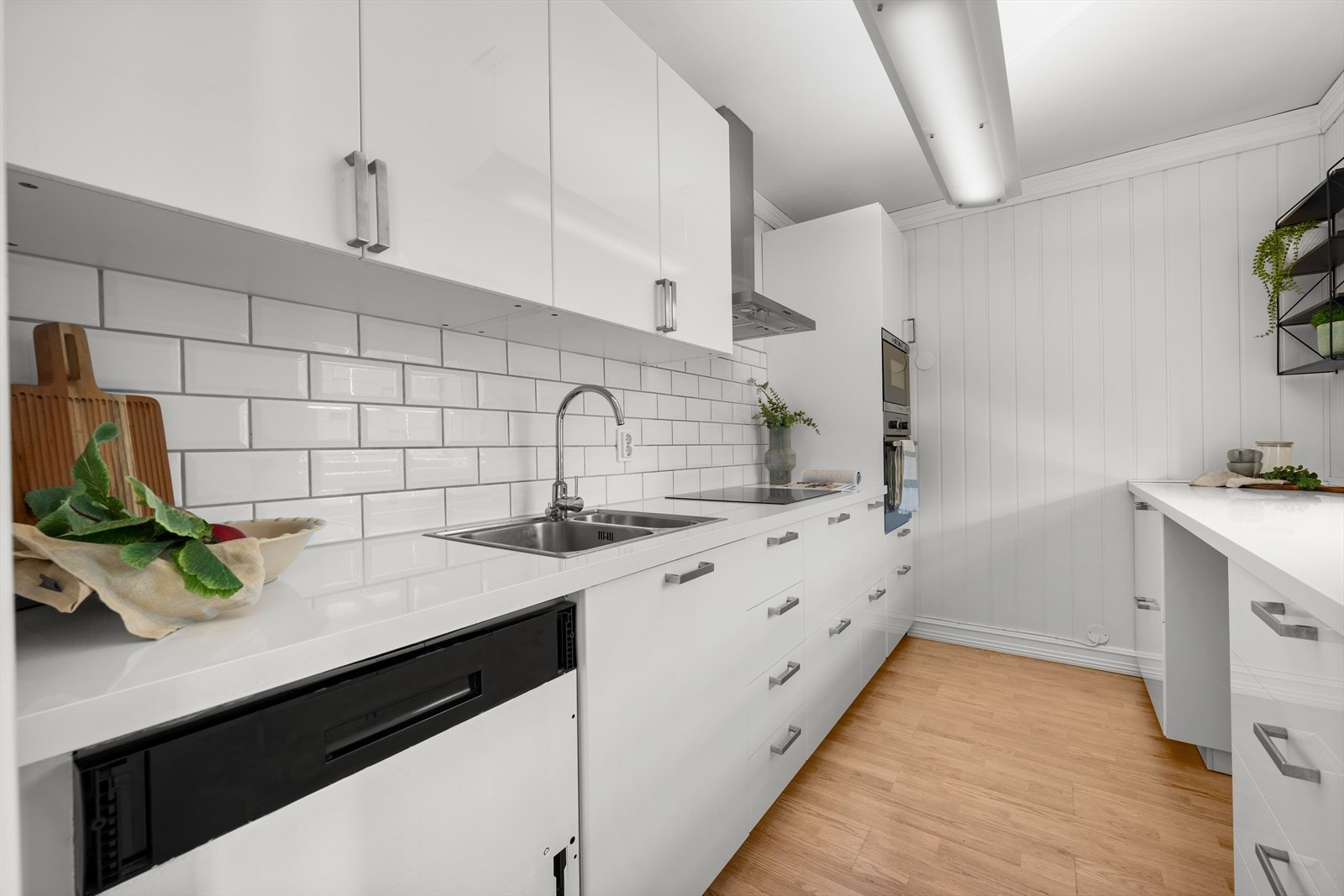 Kjøkkenet er utstyrt med kjøl/fryseskap, oppvaskmaskin, platetopp, micro og stekeovn. Det er installert vannstoppersystem. Det er kjøkkenventilator med kullfilter. Galleribilde