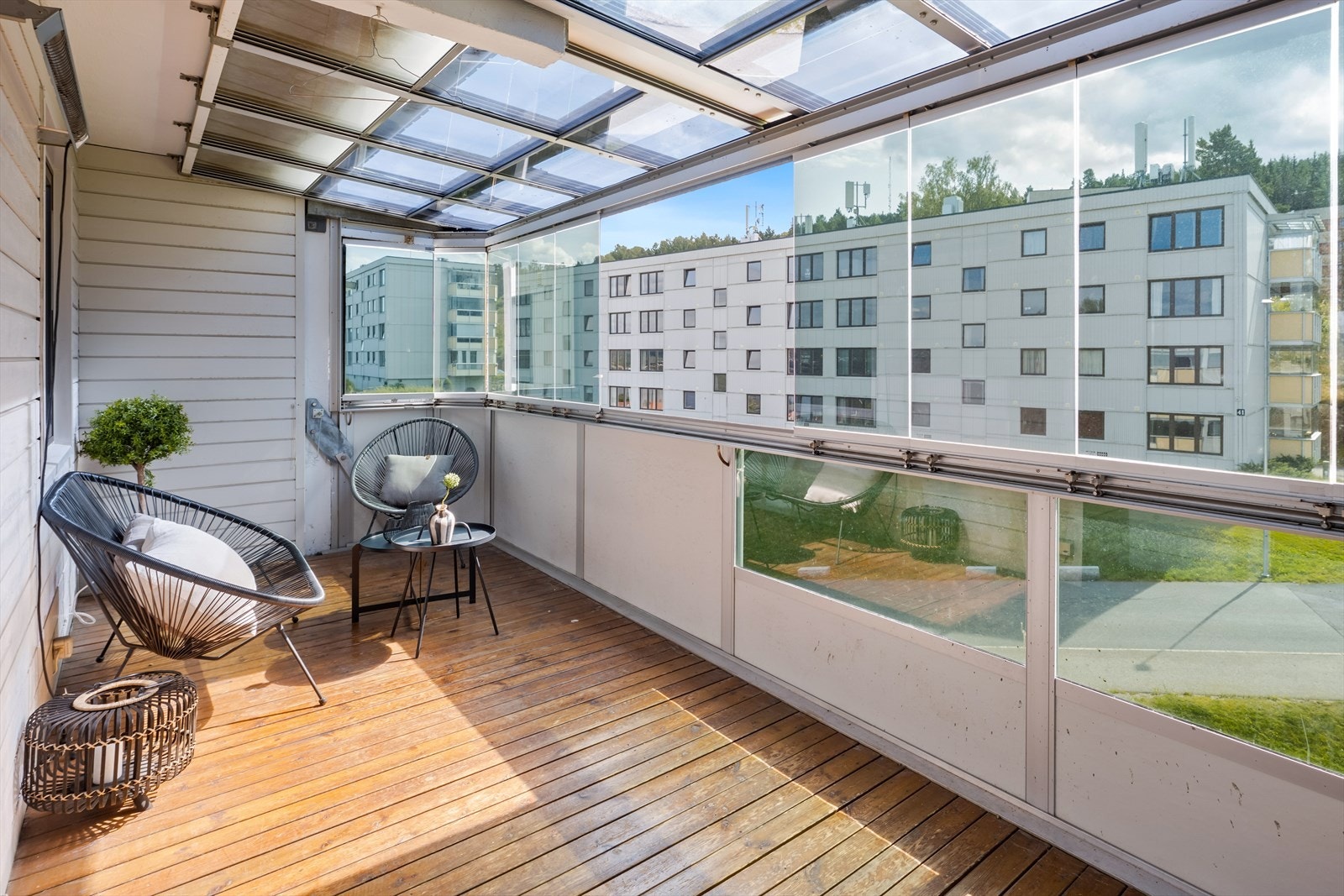 Fra spisestuen er det direkte utgang til en innglasset balkong på hele 16 kvm med god plass til sittegruppe. Galleribilde