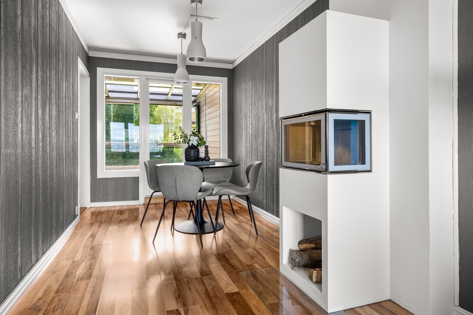 Leiligheten er gjennomgående og har en stor innglasset balkong. Galleribilde