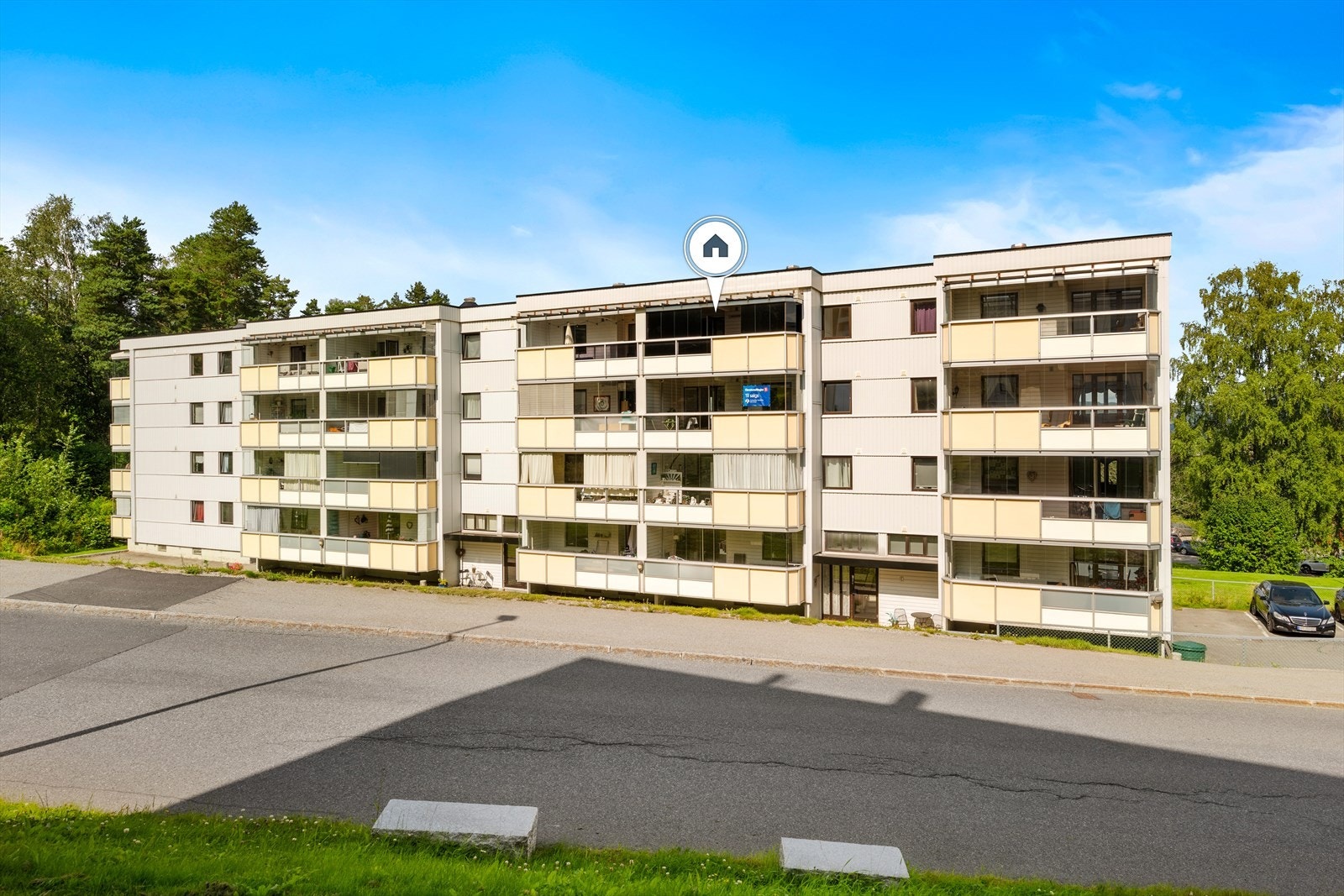 Barnevennlig beliggenhet i område uten gjennomgangstrafikk, med fotballøkke og lekeplass like ved. Galleribilde