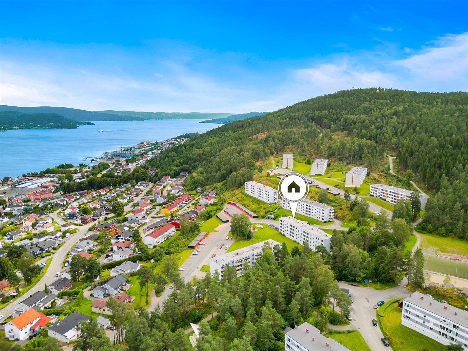 Området har nærhet til skoler, barnehager og offentlig kommunikasjon, samt et godt utvalg av servicetilbud. Galleribilde