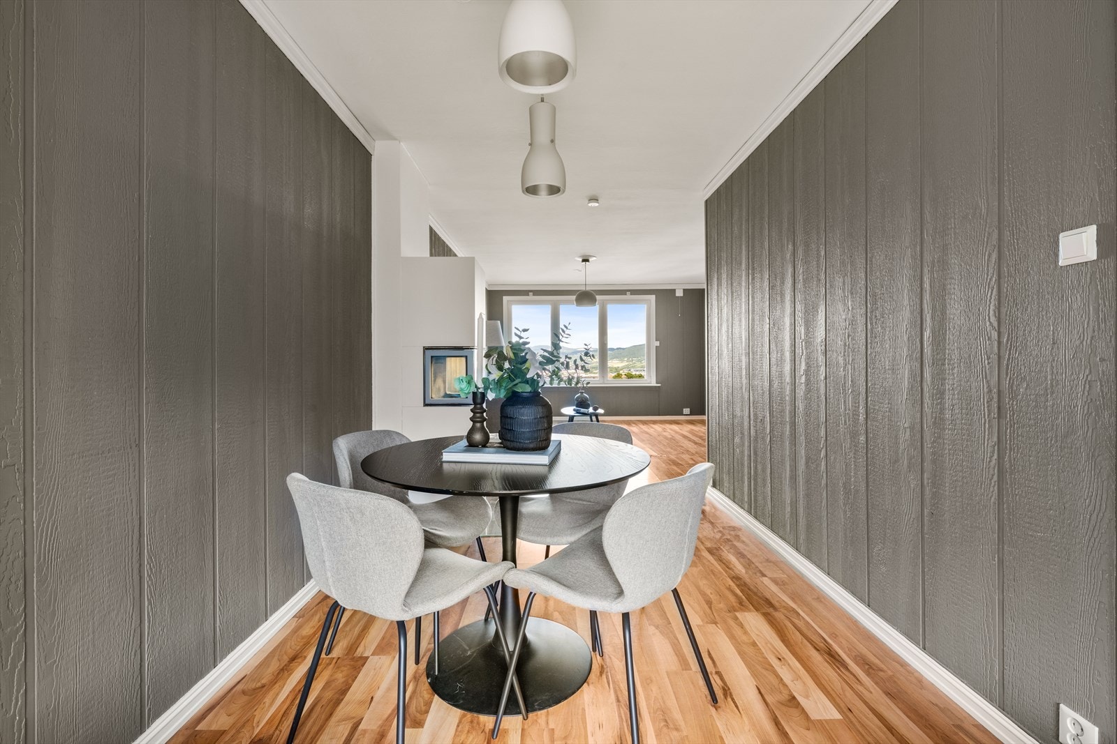 I spisestuen er det rom for et hyggelig rundt eller avlangt bord, der en kan invitere hele vennegjengen. Galleribilde