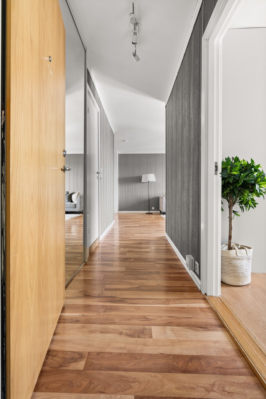 Velkommen inn til en romslig entré med god plass til oppheng av yttertøy og til å sette ifra seg sko. Galleribilde