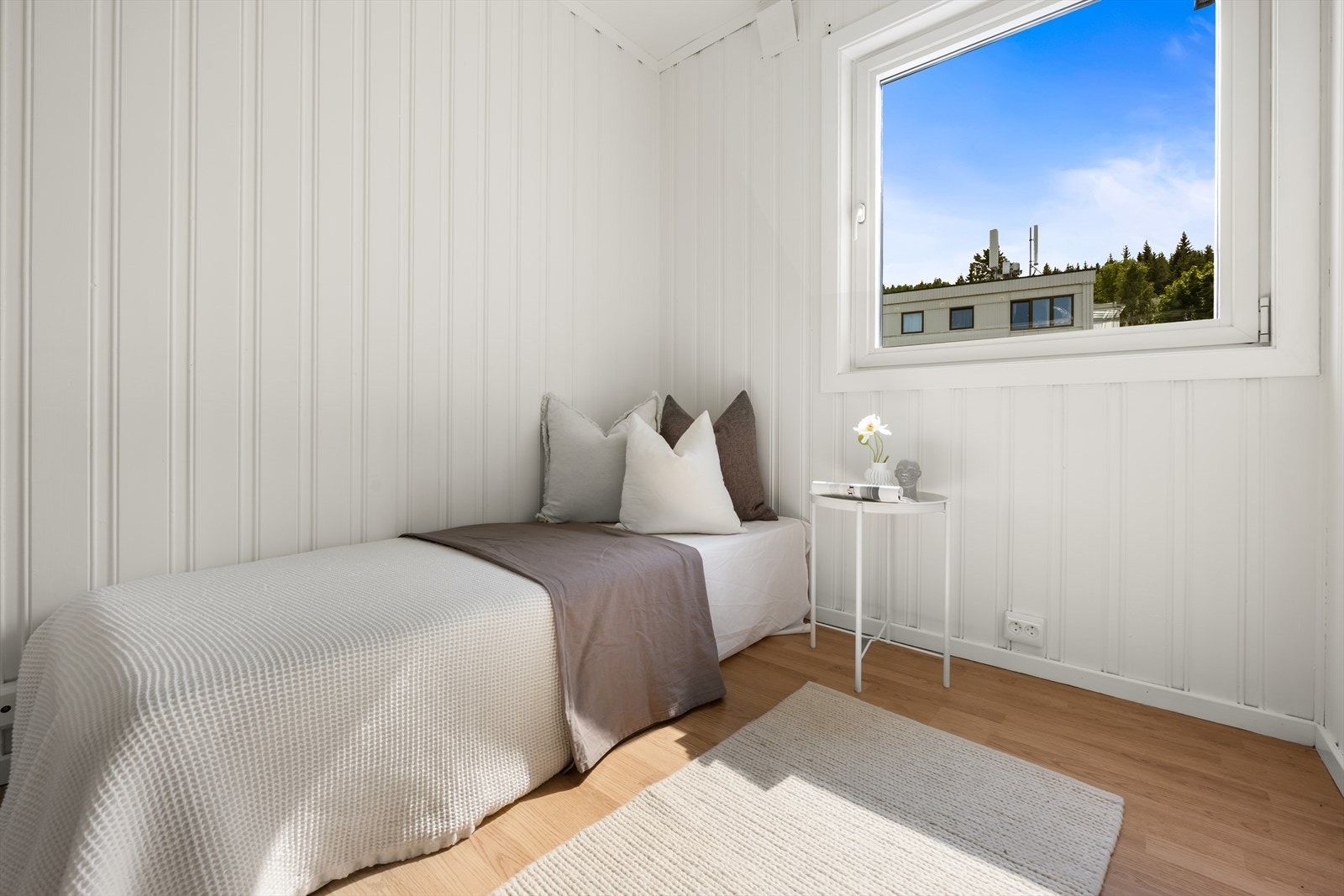 Soverom 2 har rom for seng, skrivepult og garderobeskap. Galleribilde