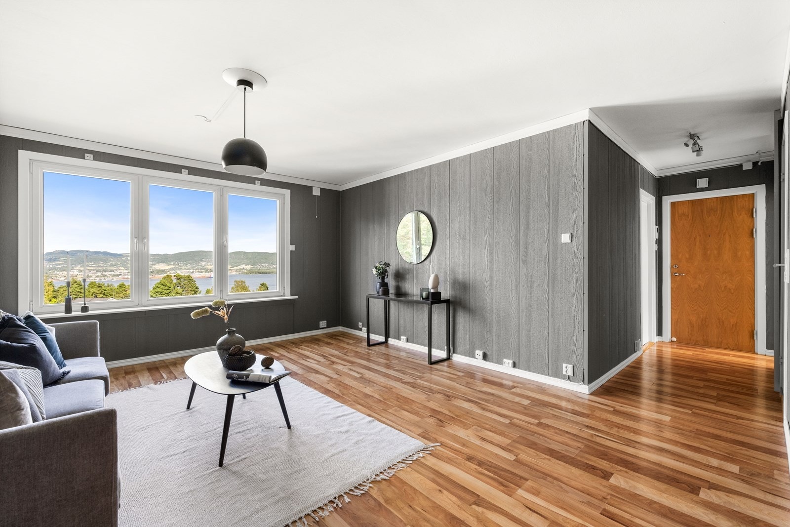 Romslig og gjennomgående planløsning beliggende i 4. etasje. Galleribilde